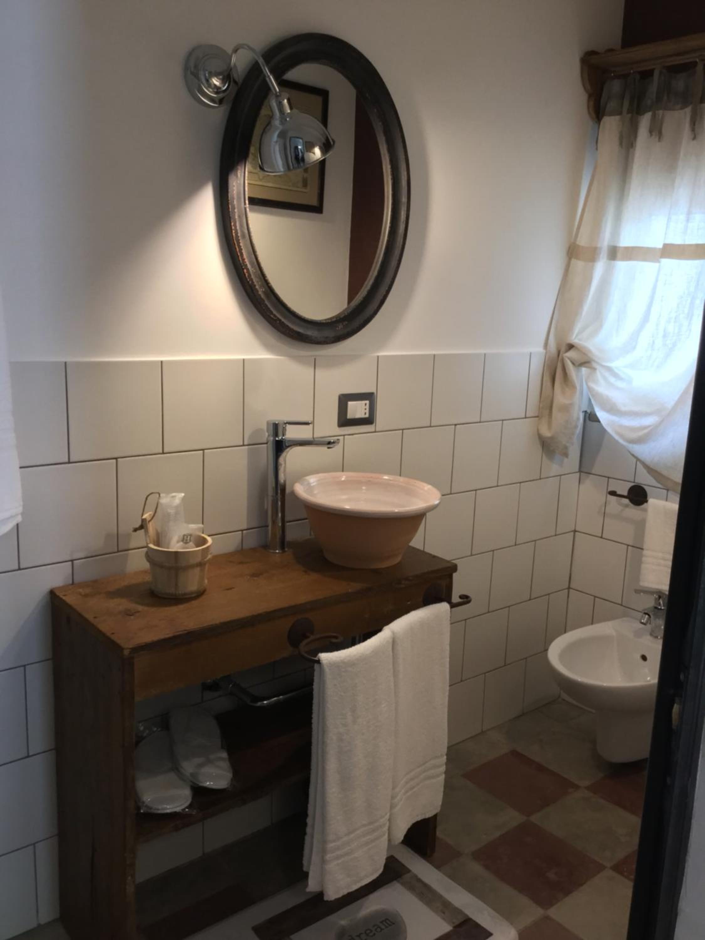 Deluxe Room with Private Bathroom and Balcony - Photo 8