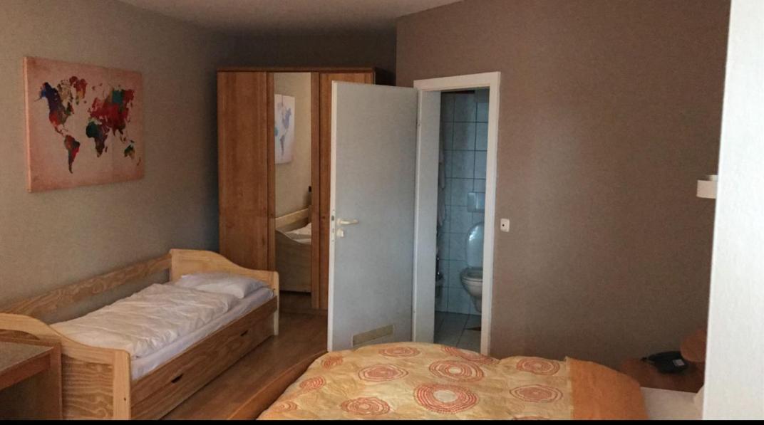 Large Double Room - Photo 1