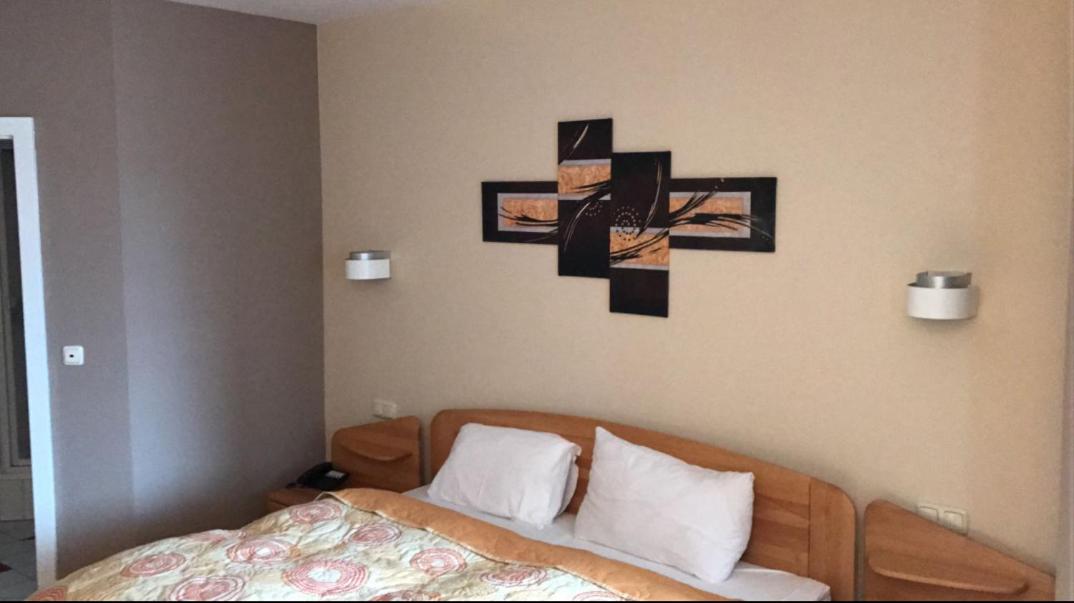 Large Double Room - Photo 10