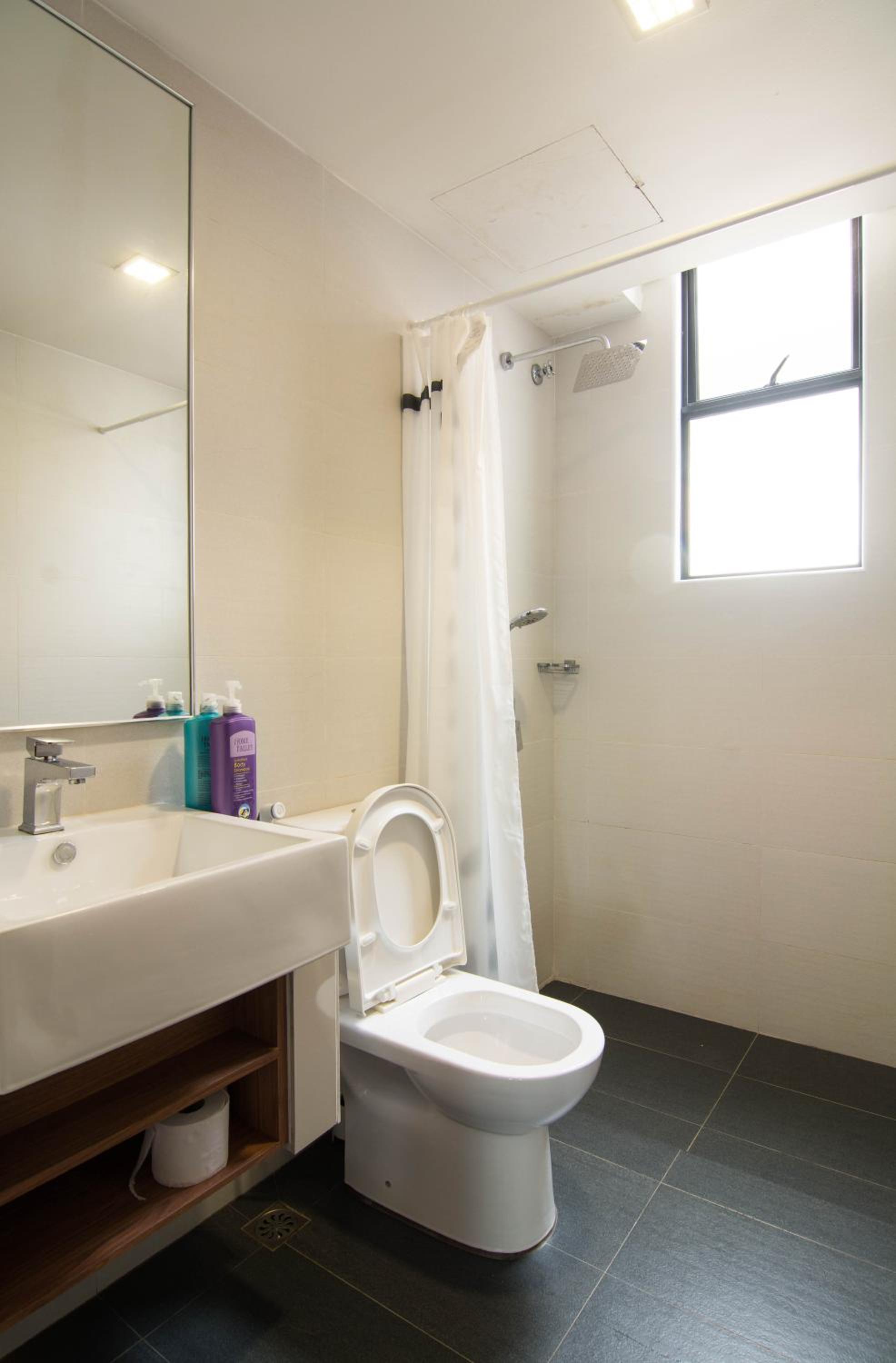 One-Bedroom Apartment - Photo 2