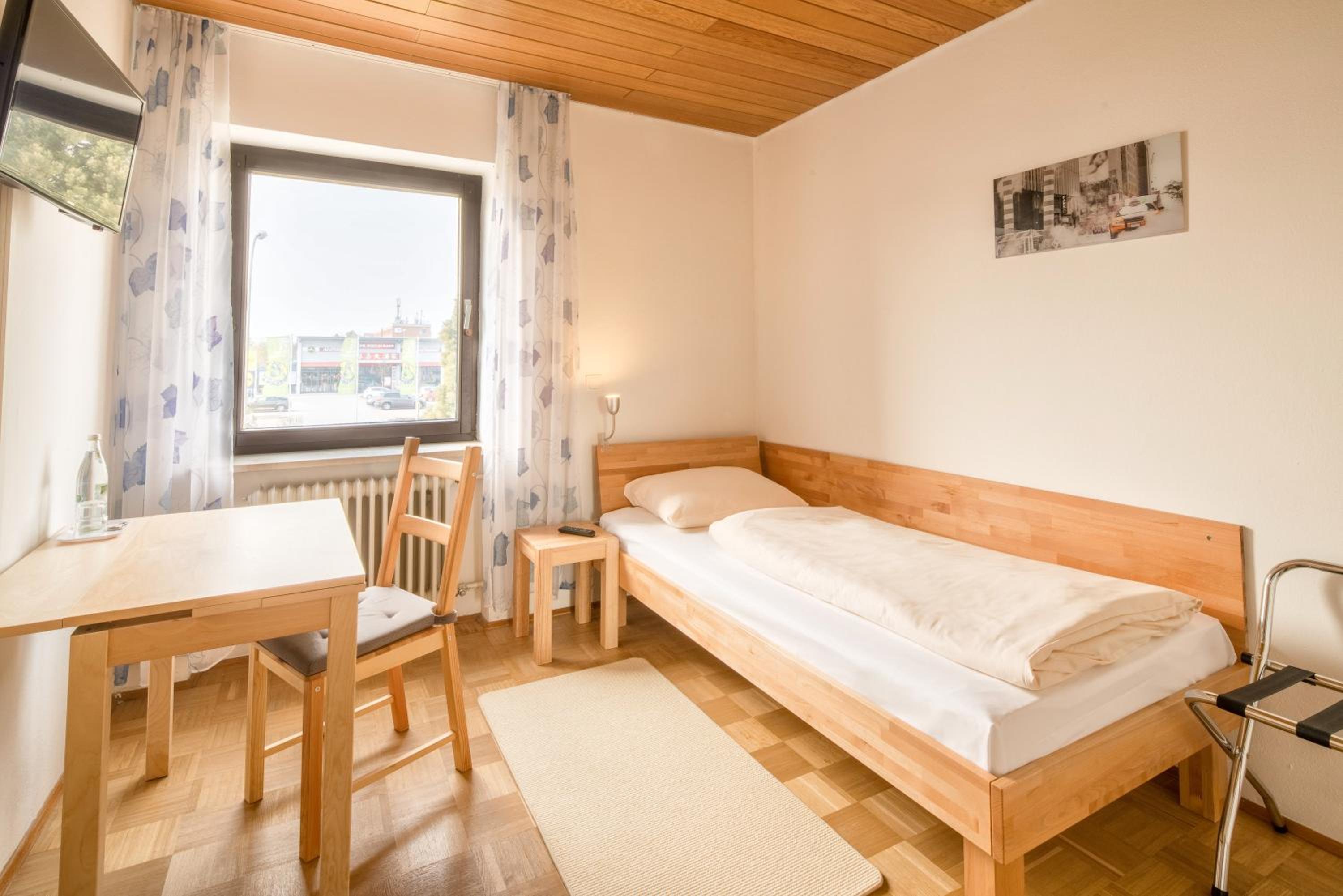 Economy Single Room with Shared Bathroom photo 2