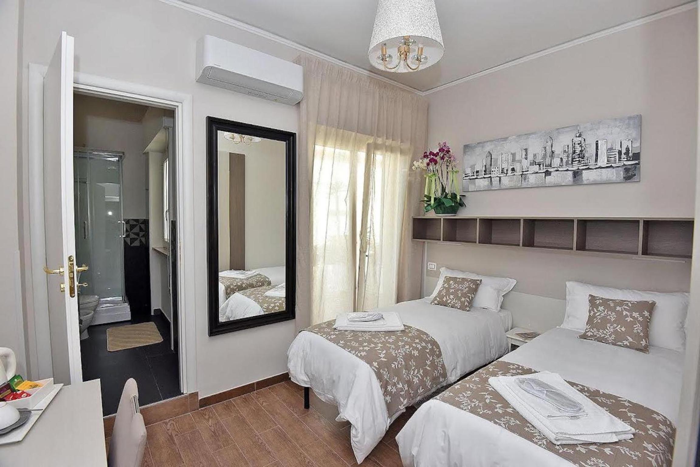 Small Double or Twin Room photo 3