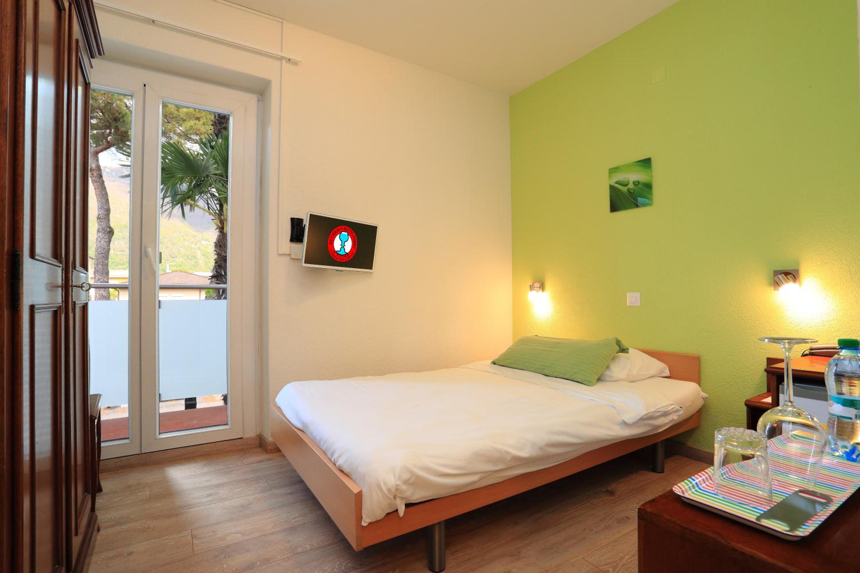 Single Room with Balcony and Mountain View photo 2