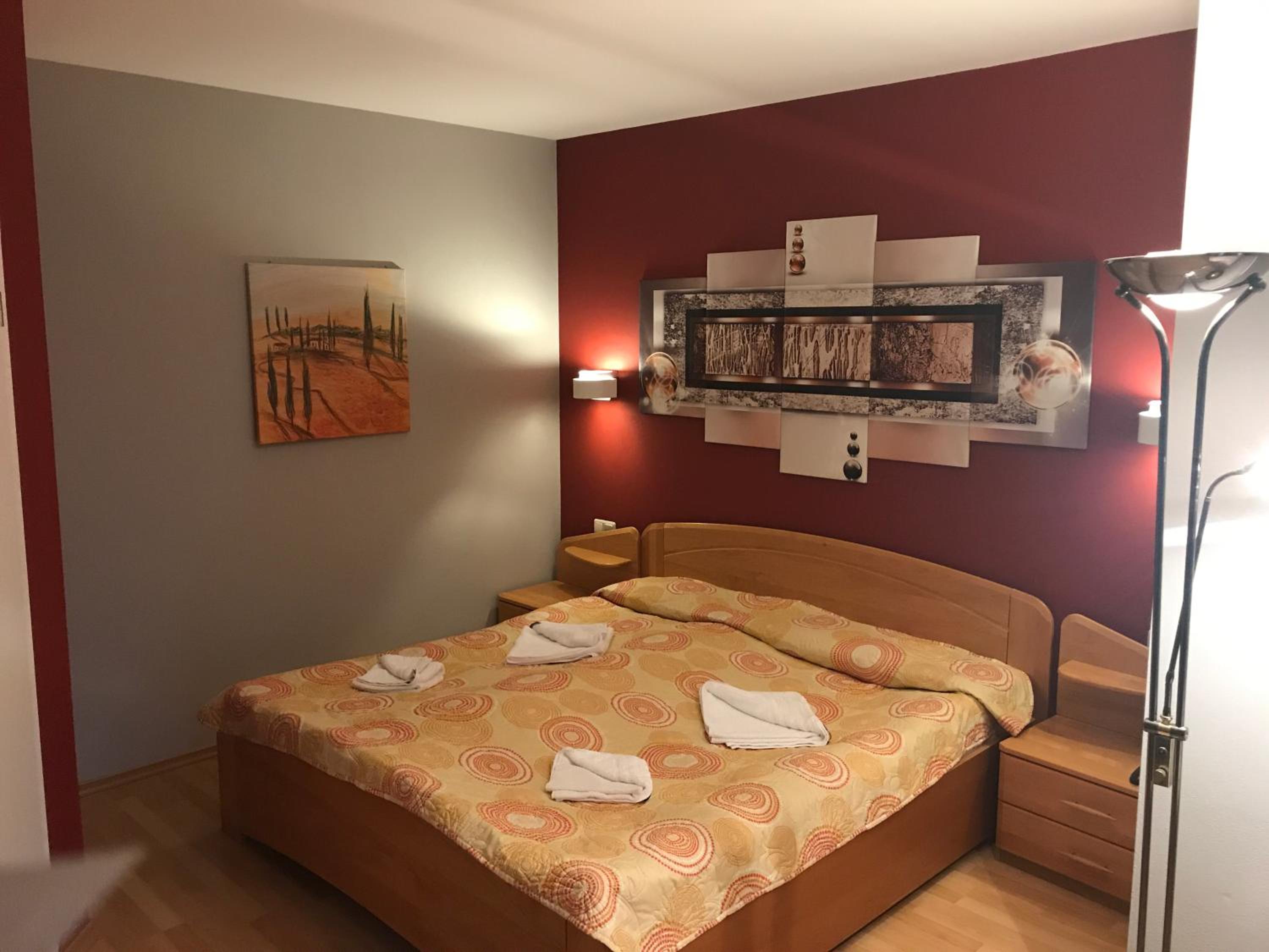 Large Double Room - Photo 9
