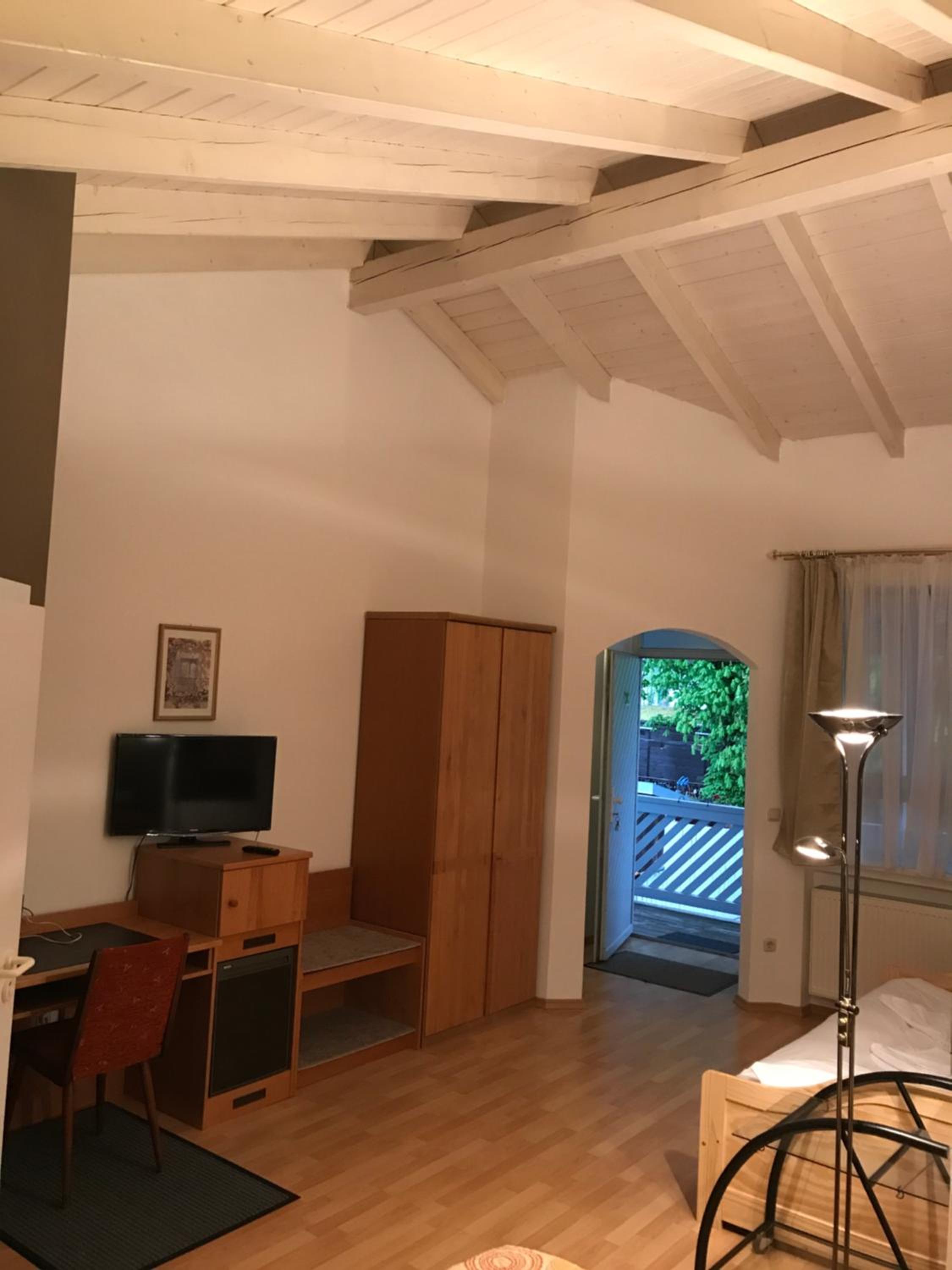 Large Double Room - Photo 8
