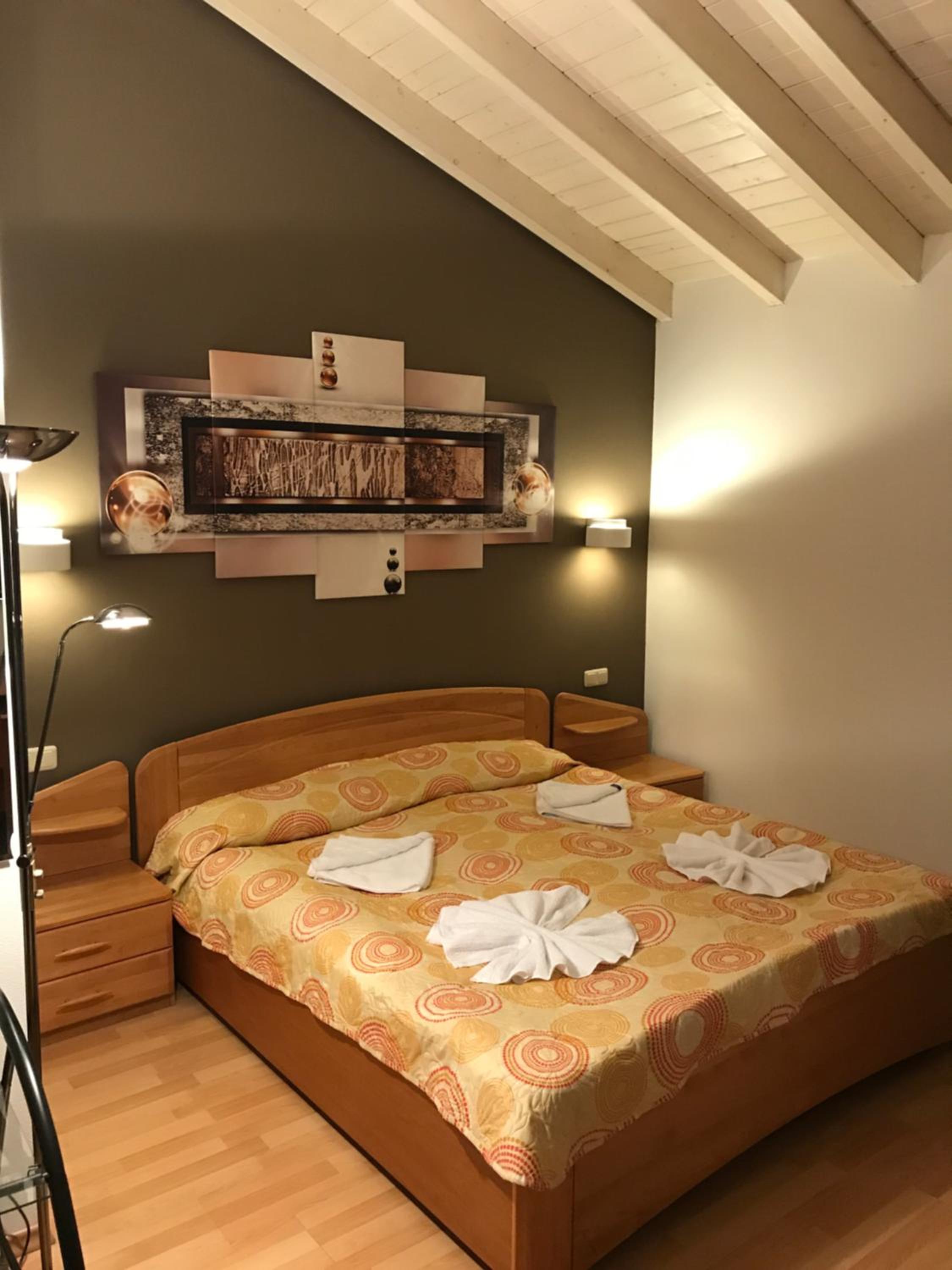Large Double Room - Photo 7