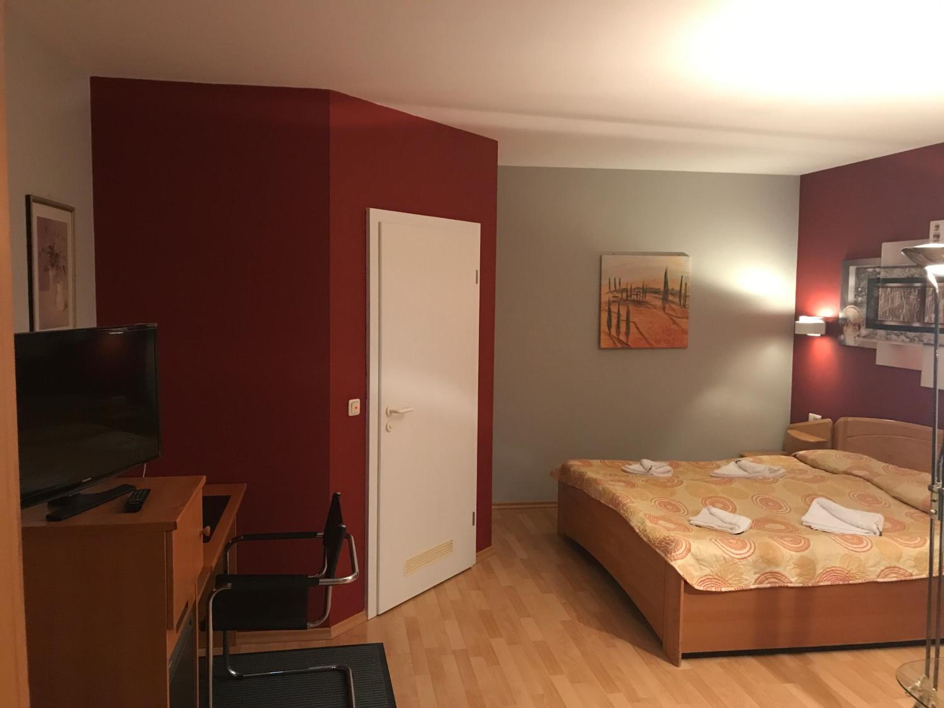 Large Double Room - Photo 2