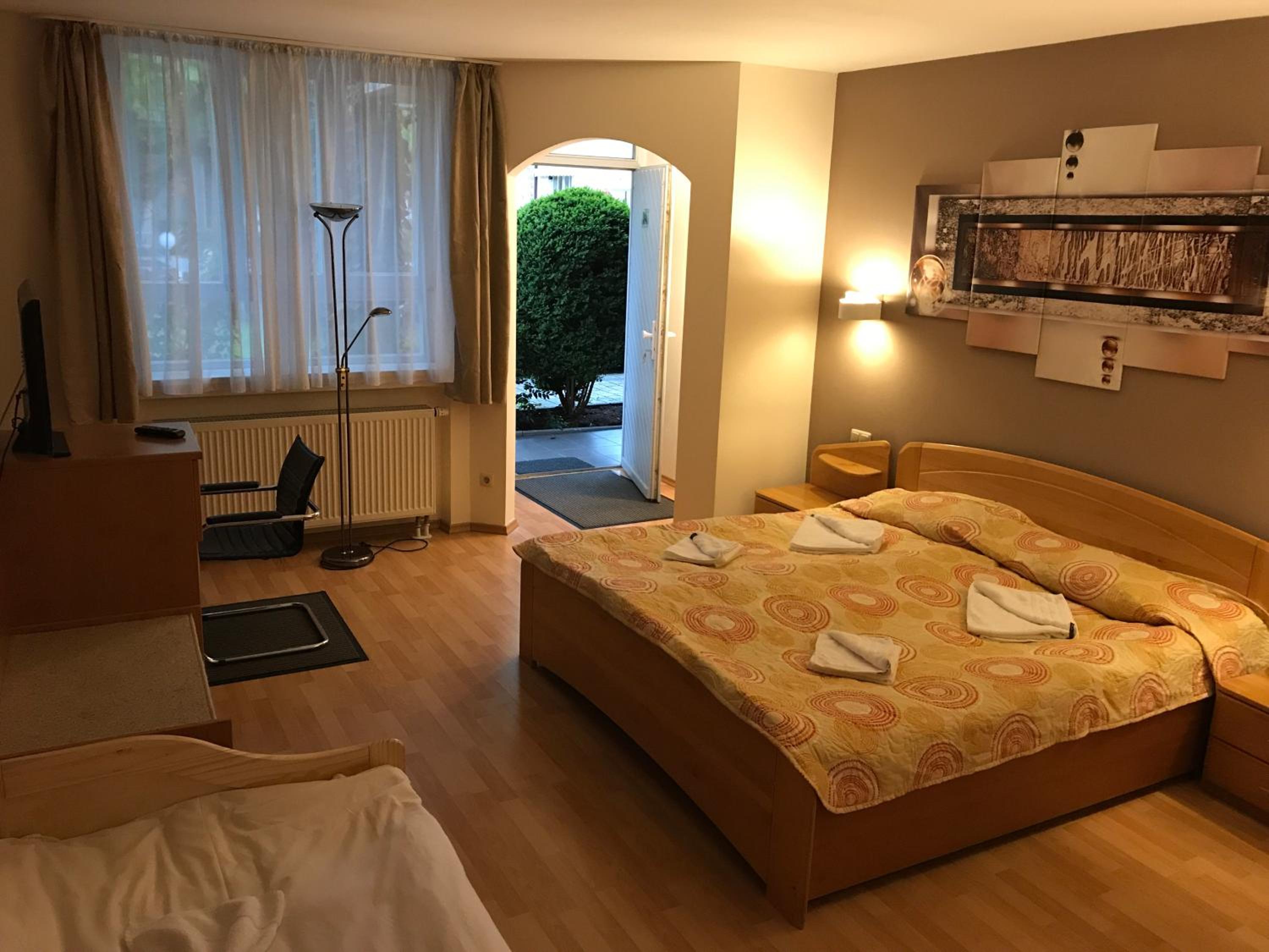 Large Double Room - Photo 6
