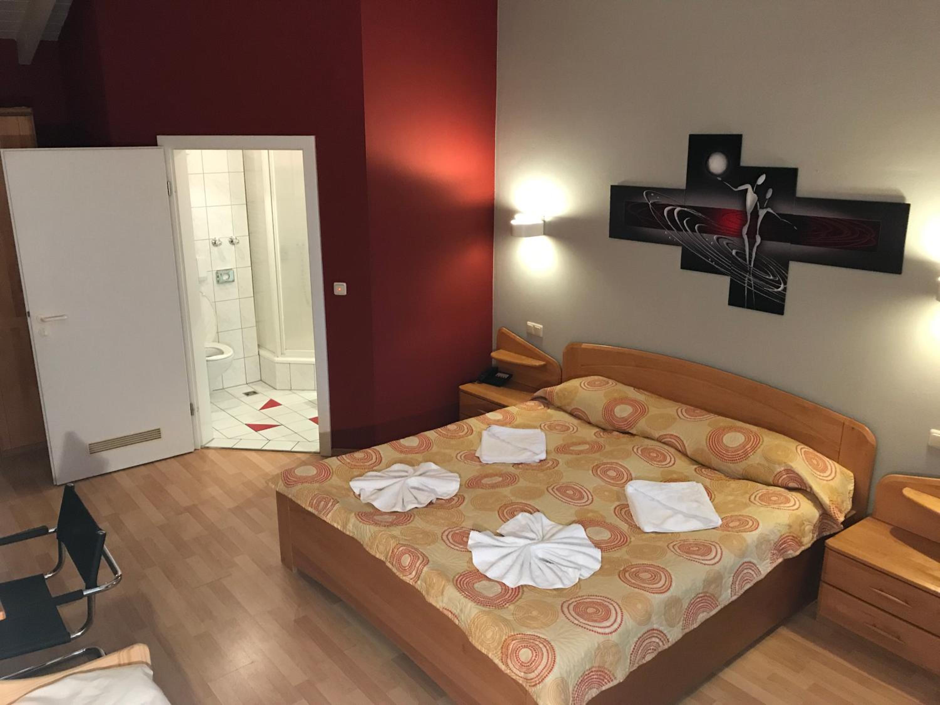 Large Double Room - Photo 5