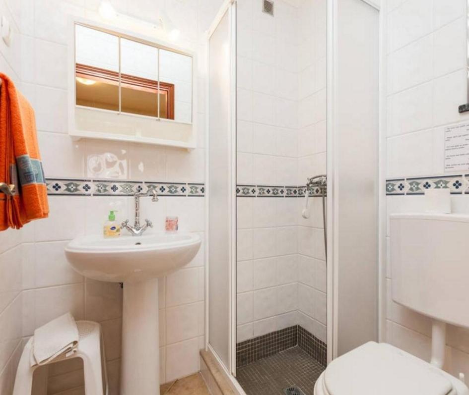 Double Room with Private Bathroom - Photo 5