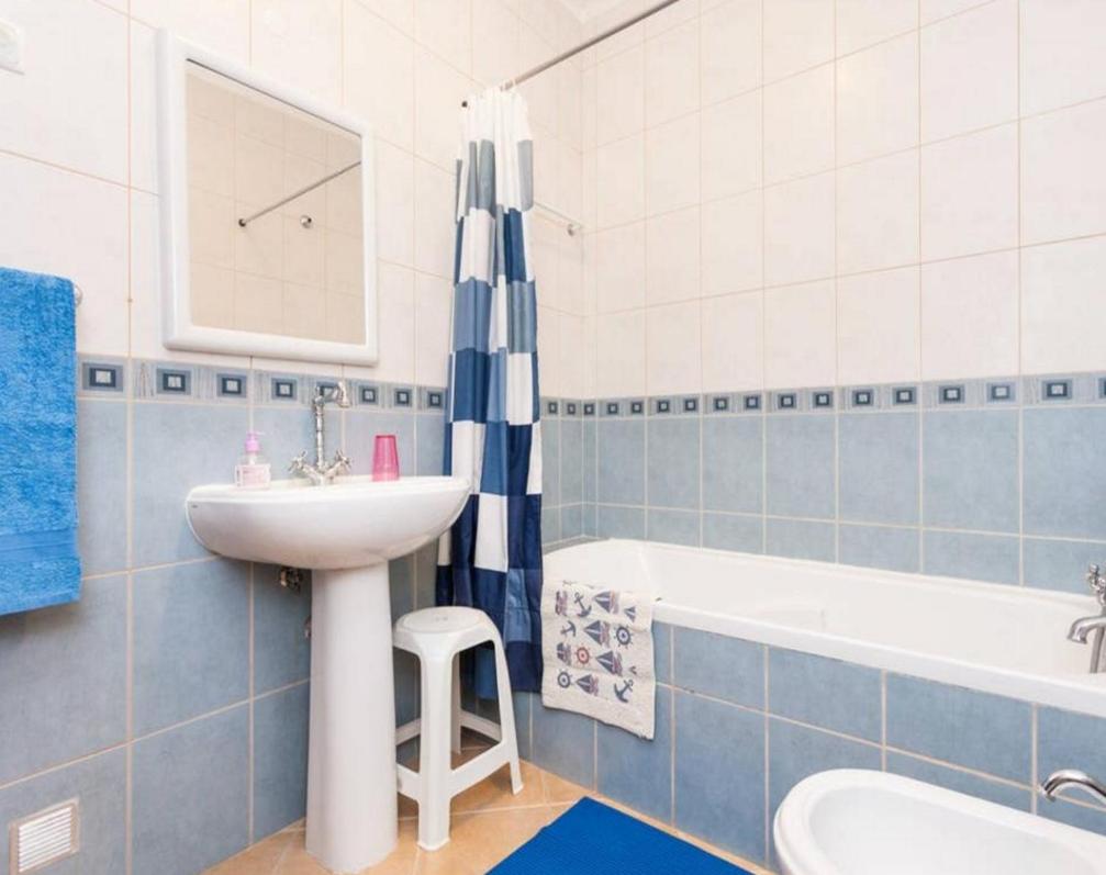 One-Bedroom Apartment - Photo 3
