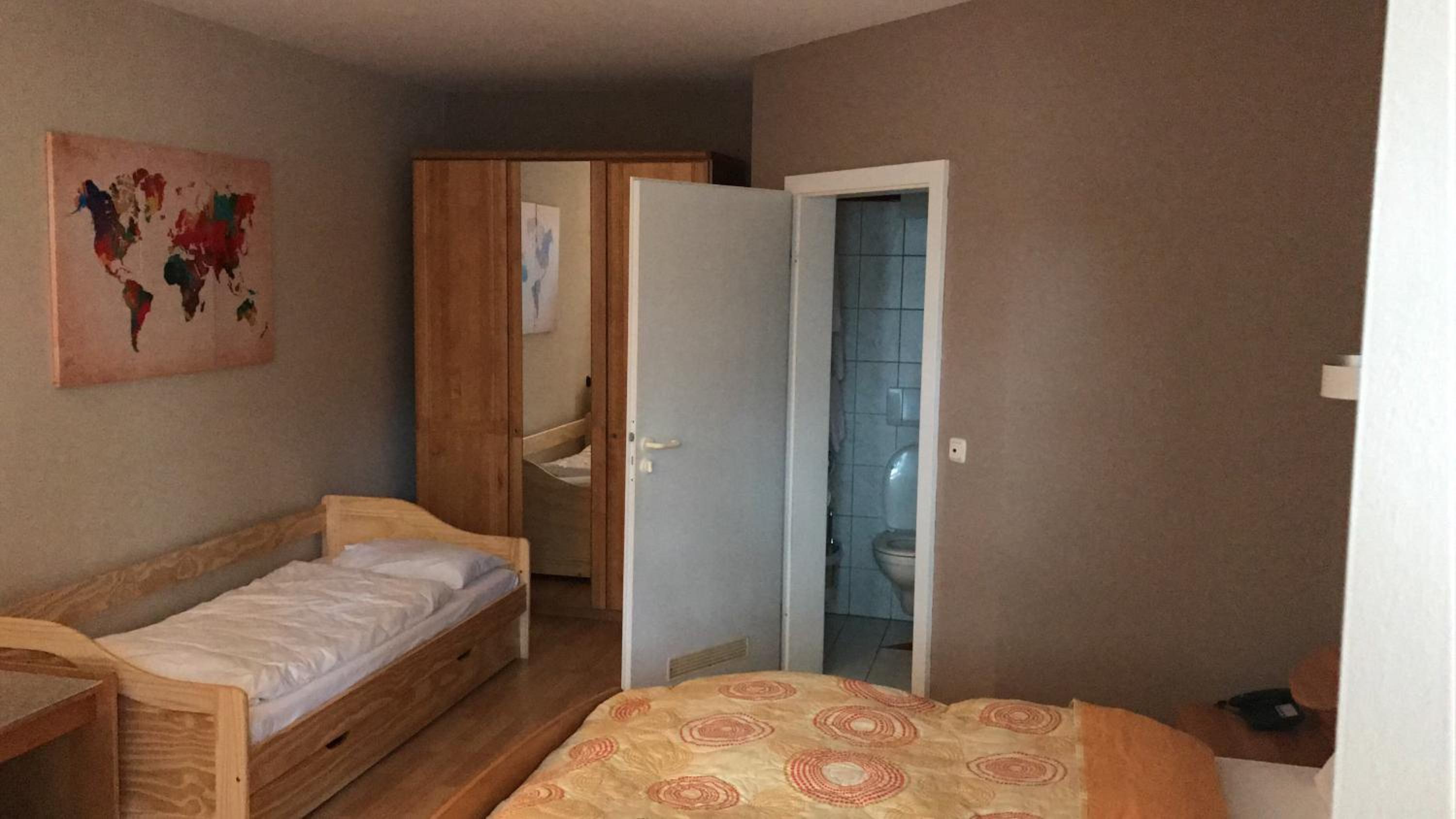 Large Double Room - Photo 3