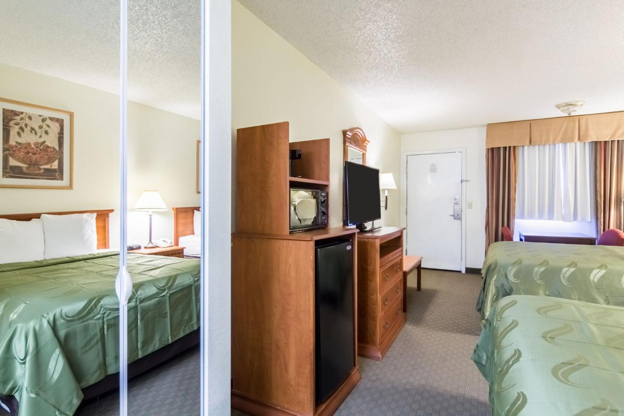 Exterior Queen with Two Queen Beds - Non-Smoking/Pet Friendly