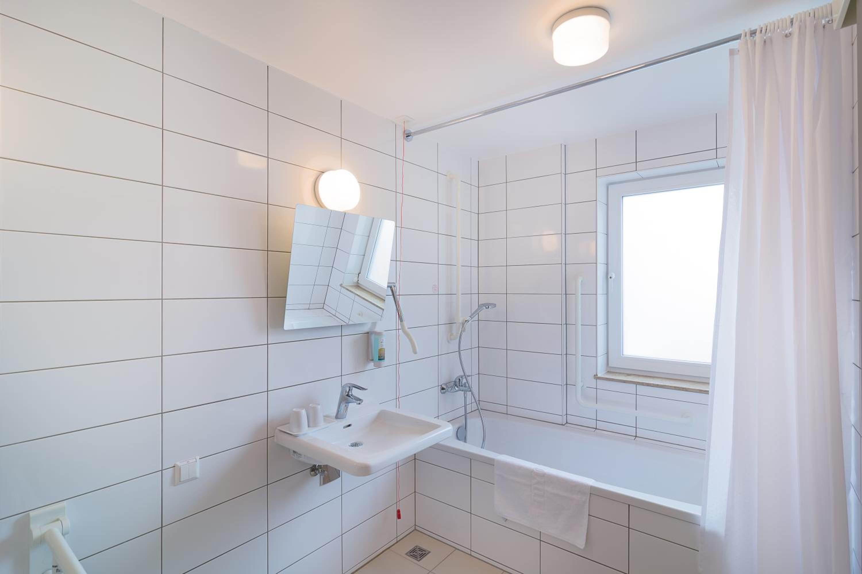 Double Room - Disability Access - Photo 8