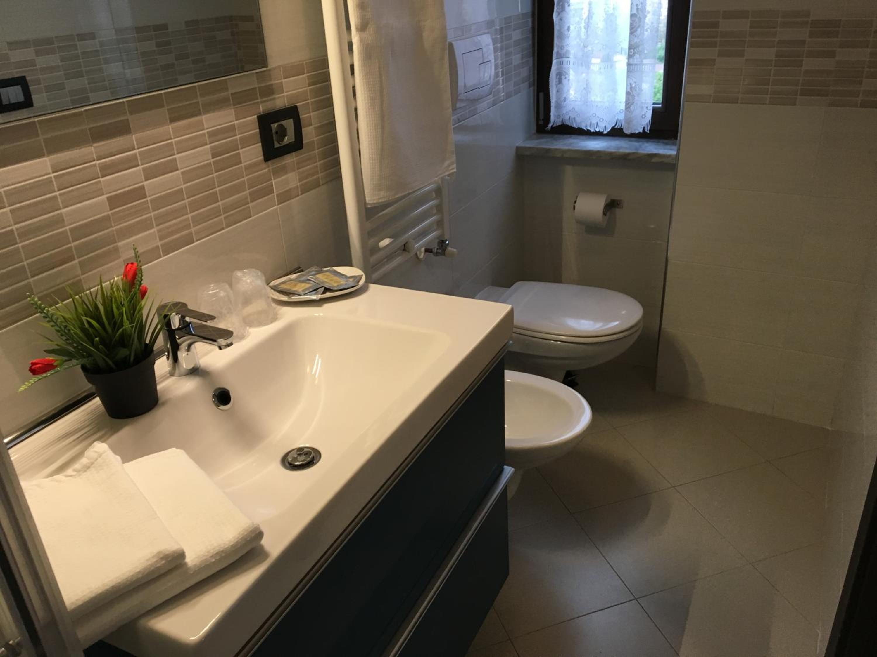 Deluxe Double or Twin Room with City View - Photo 4