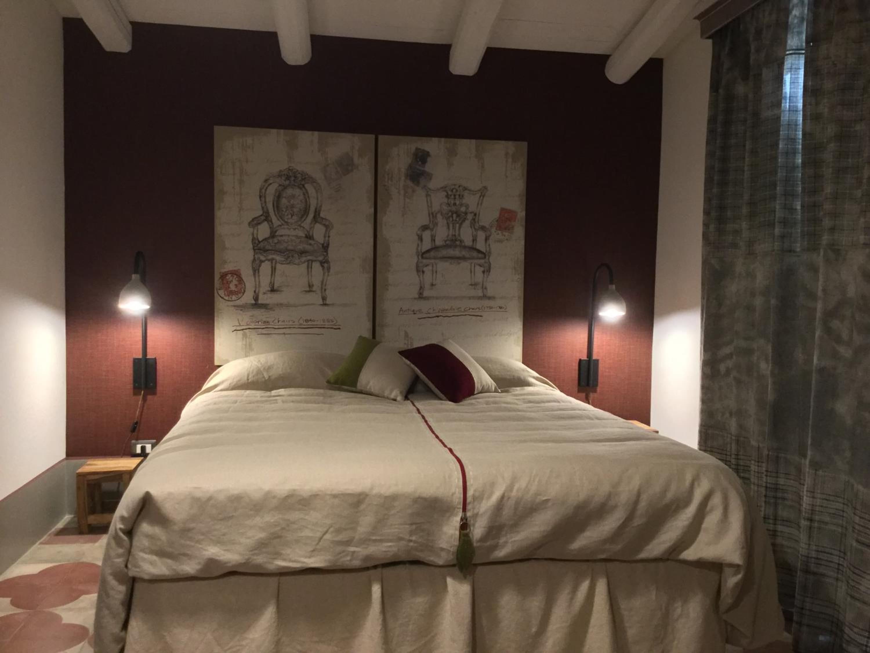 Deluxe Room with Private Bathroom and Balcony - Photo 1