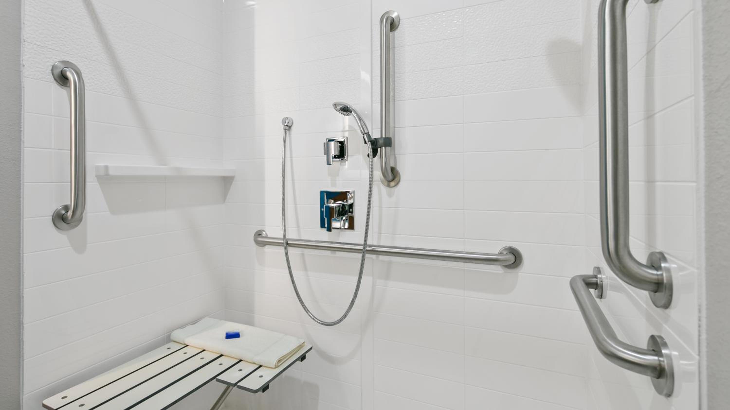 King Suite with Roll-In Shower - Disability Access/Non-Smoking - Photo 4