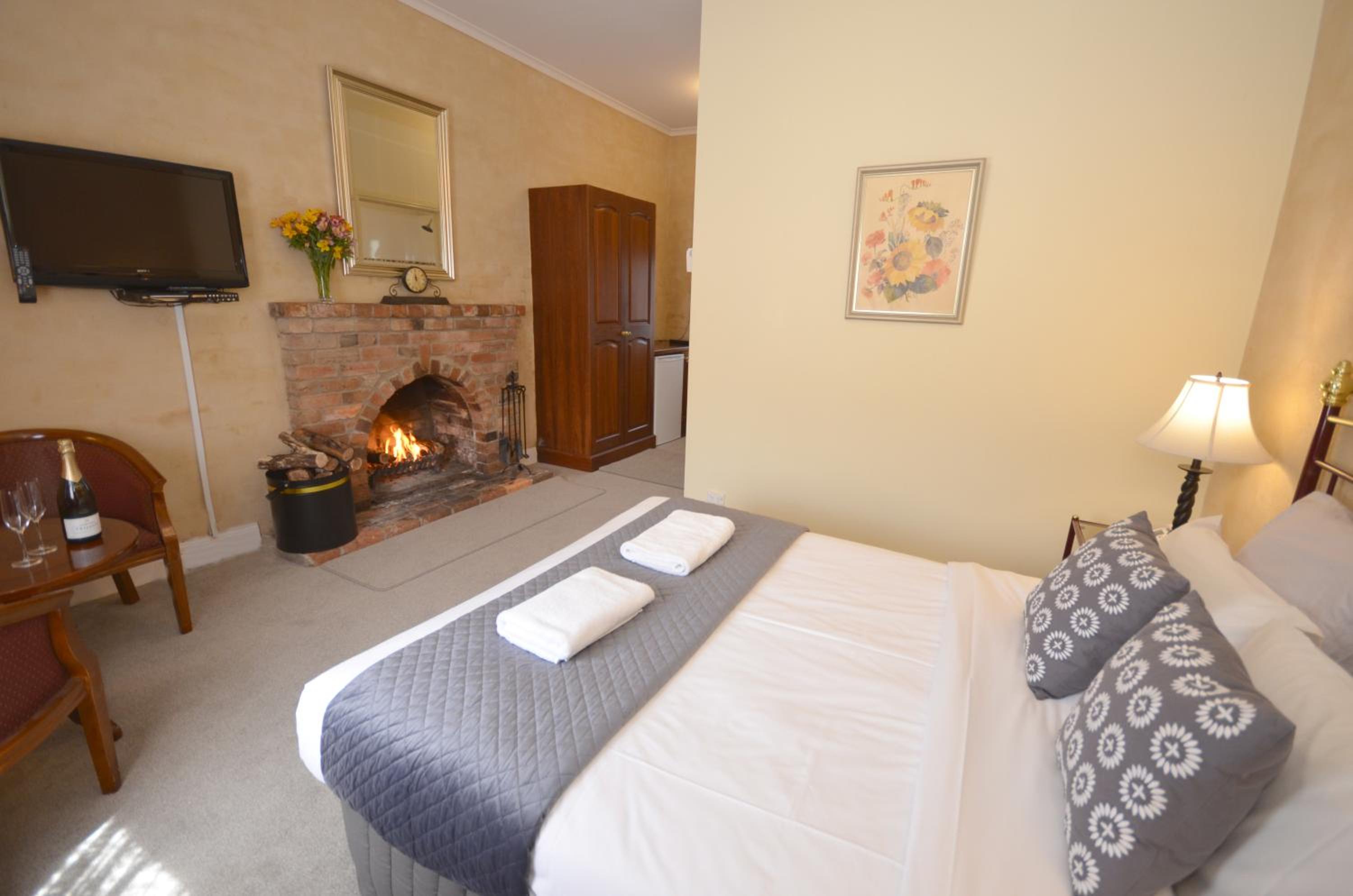 King Spa Fireplace Room photo 1