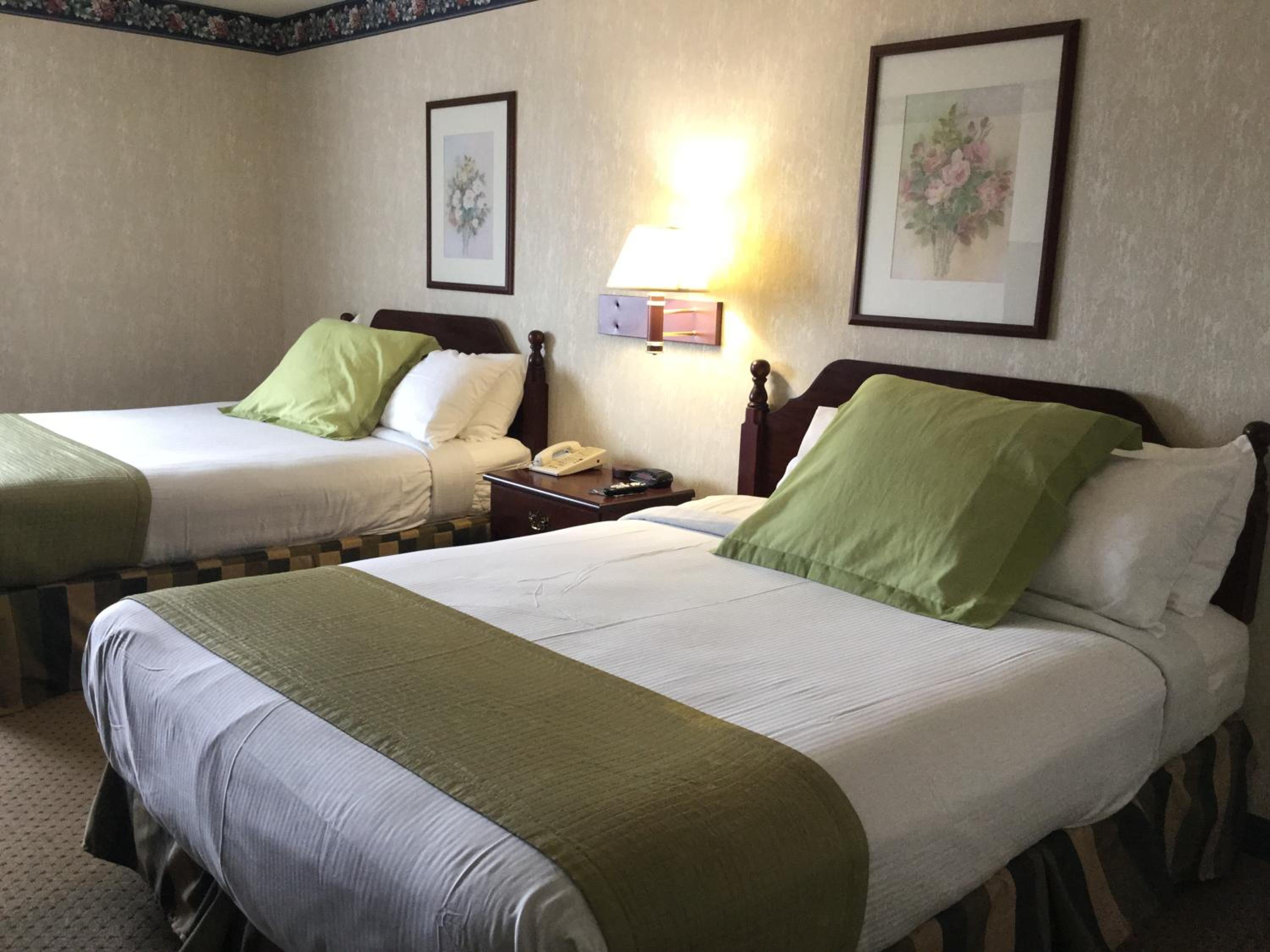 Queen Room with Two Queen Beds - Non-Smoking - Photo 2