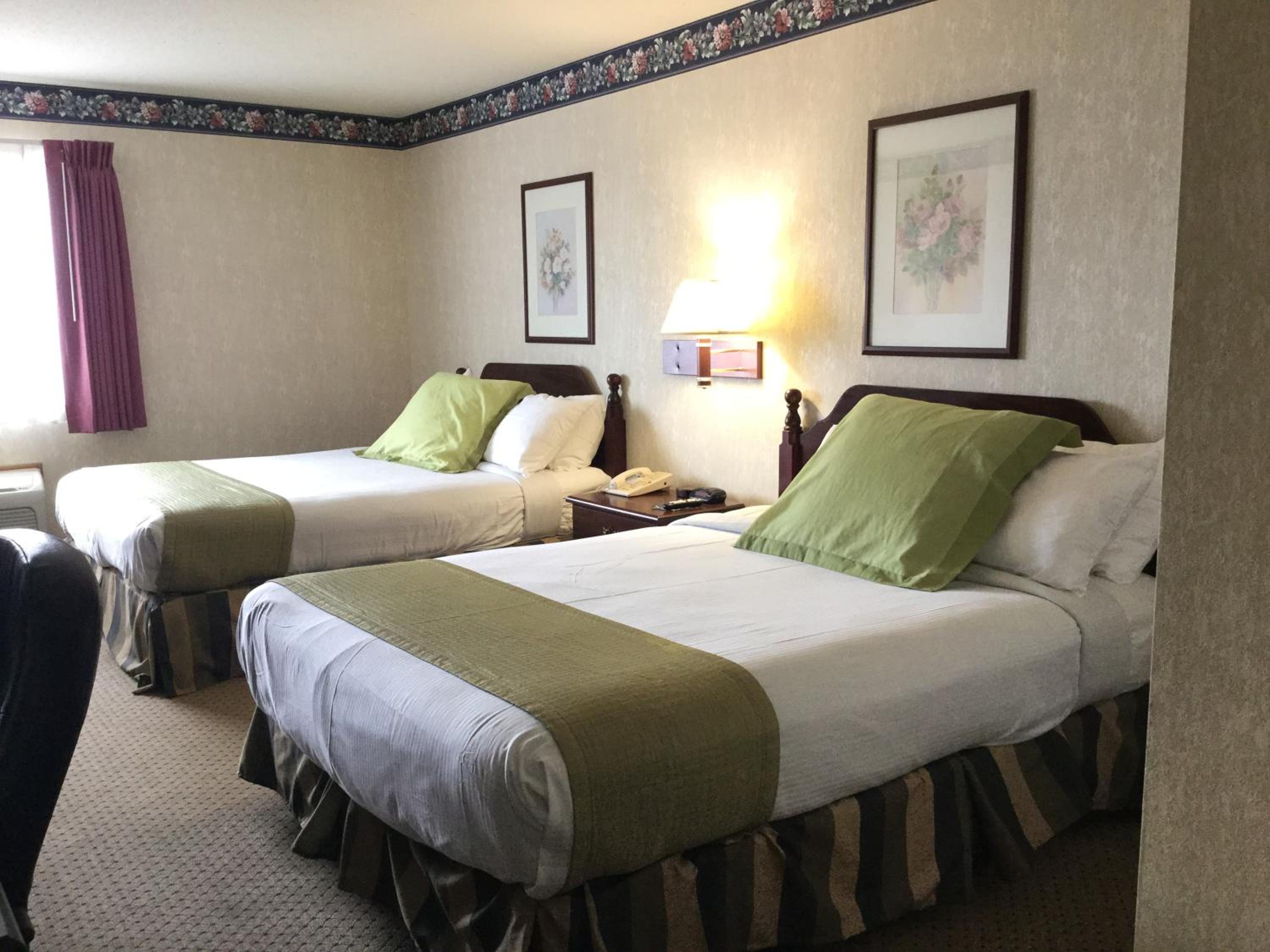 Queen Room with Two Queen Beds - Non-Smoking - Photo 3