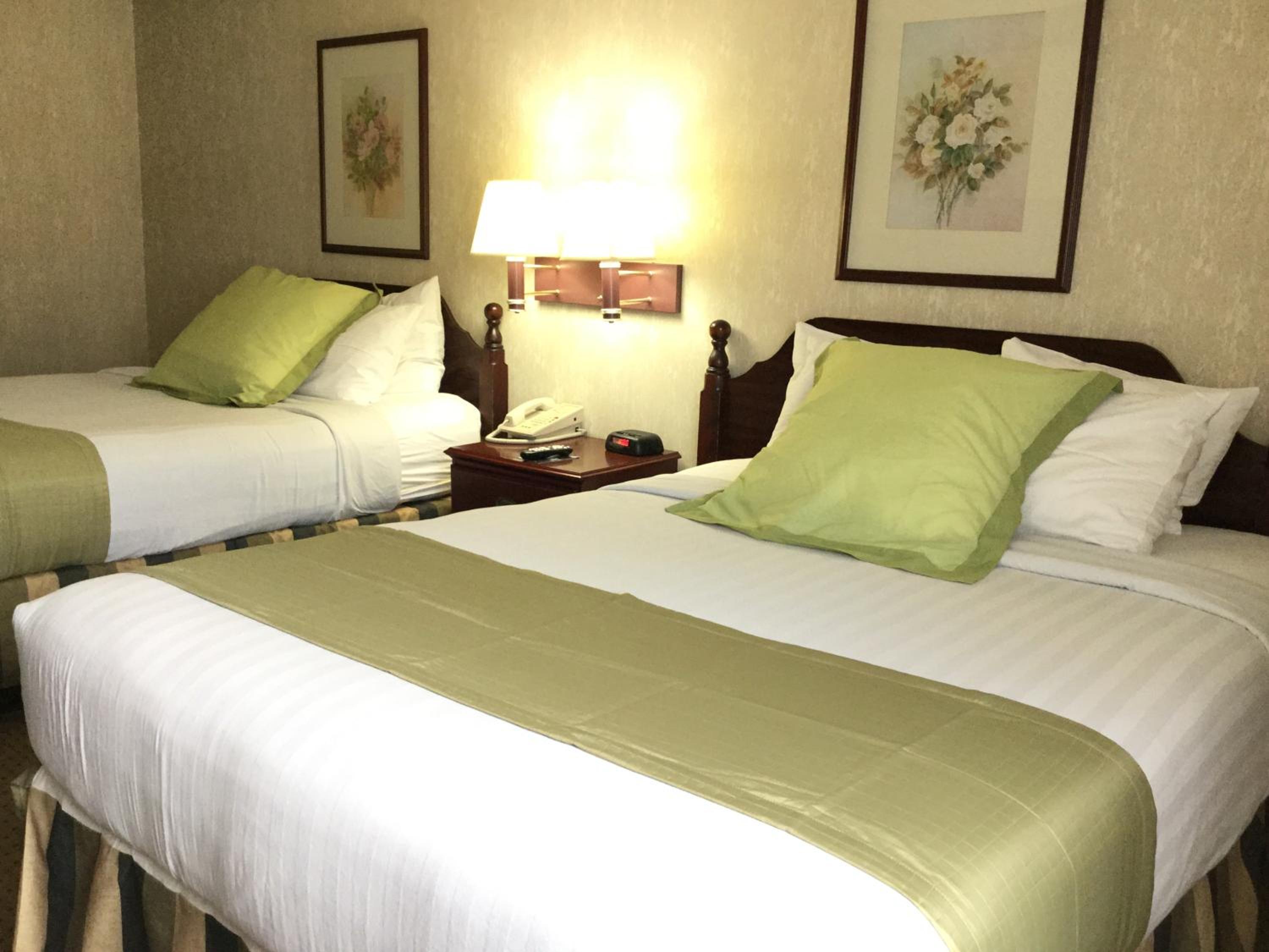 Queen Room with Two Queen Beds - Non-Smoking - Photo 4