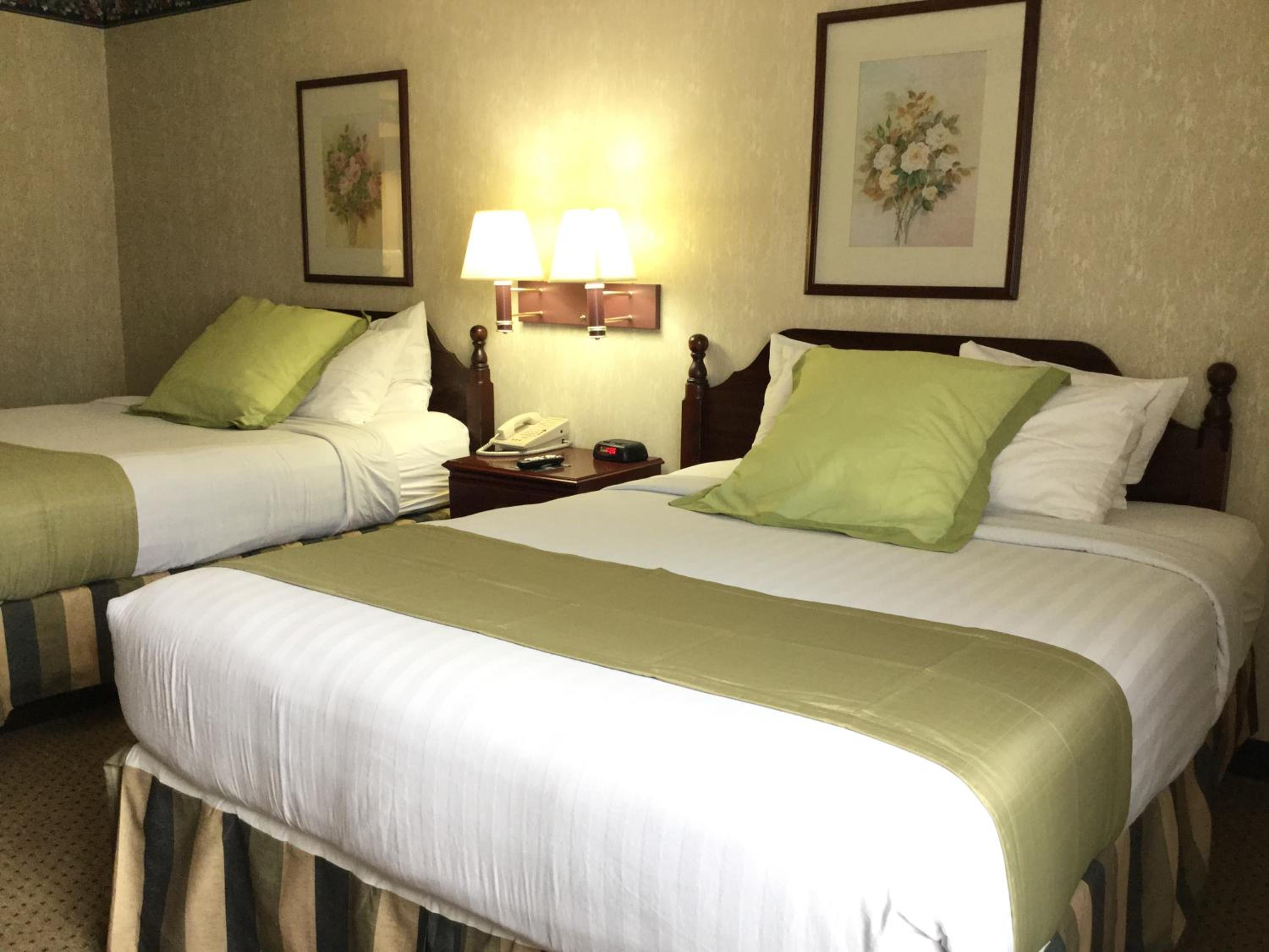 Queen Room with Two Queen Beds - Non-Smoking - Photo 5