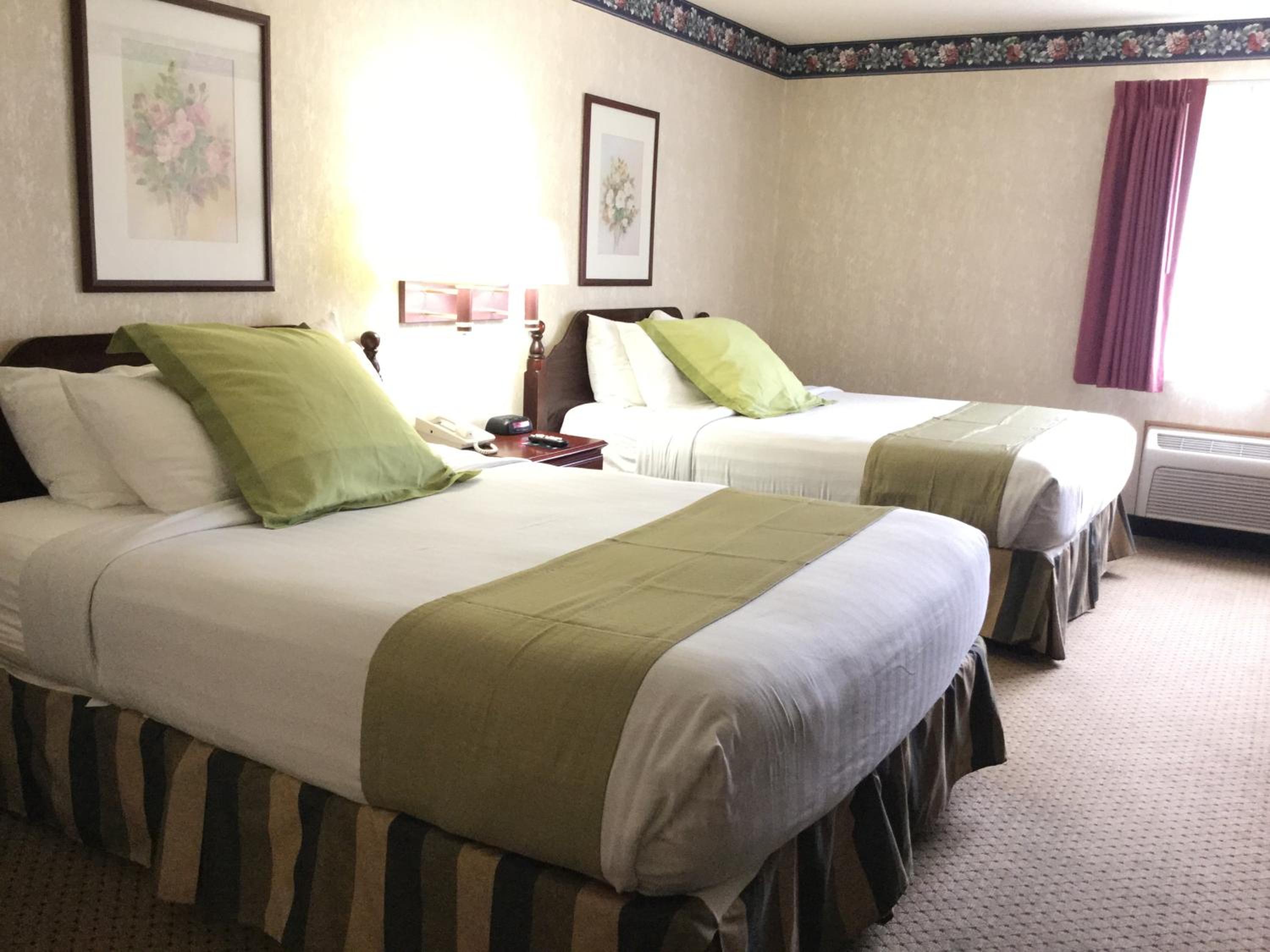 Queen Room with Two Queen Beds - Non-Smoking - Photo 6
