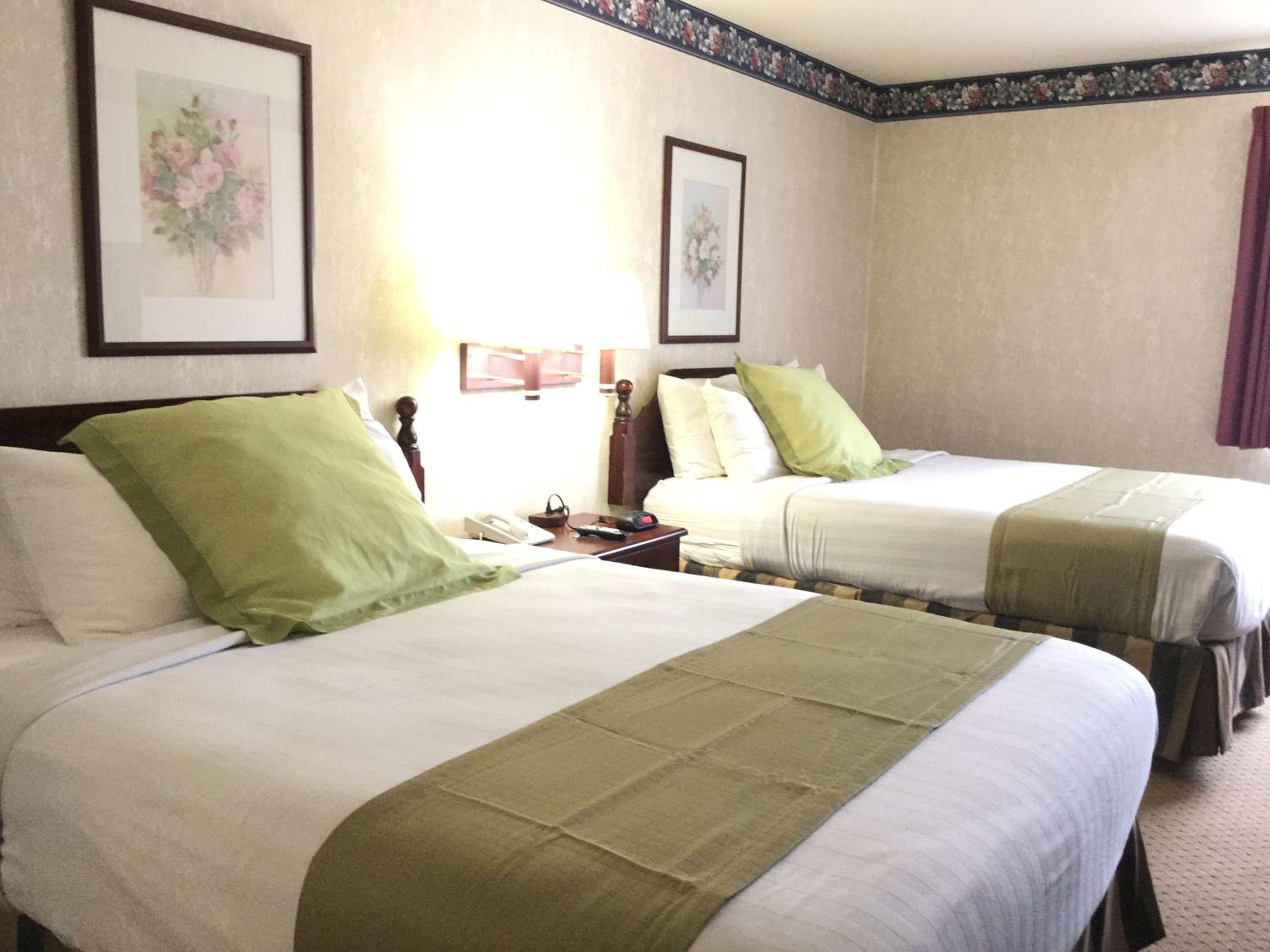 Queen Room with Two Queen Beds - Non-Smoking - Photo 7