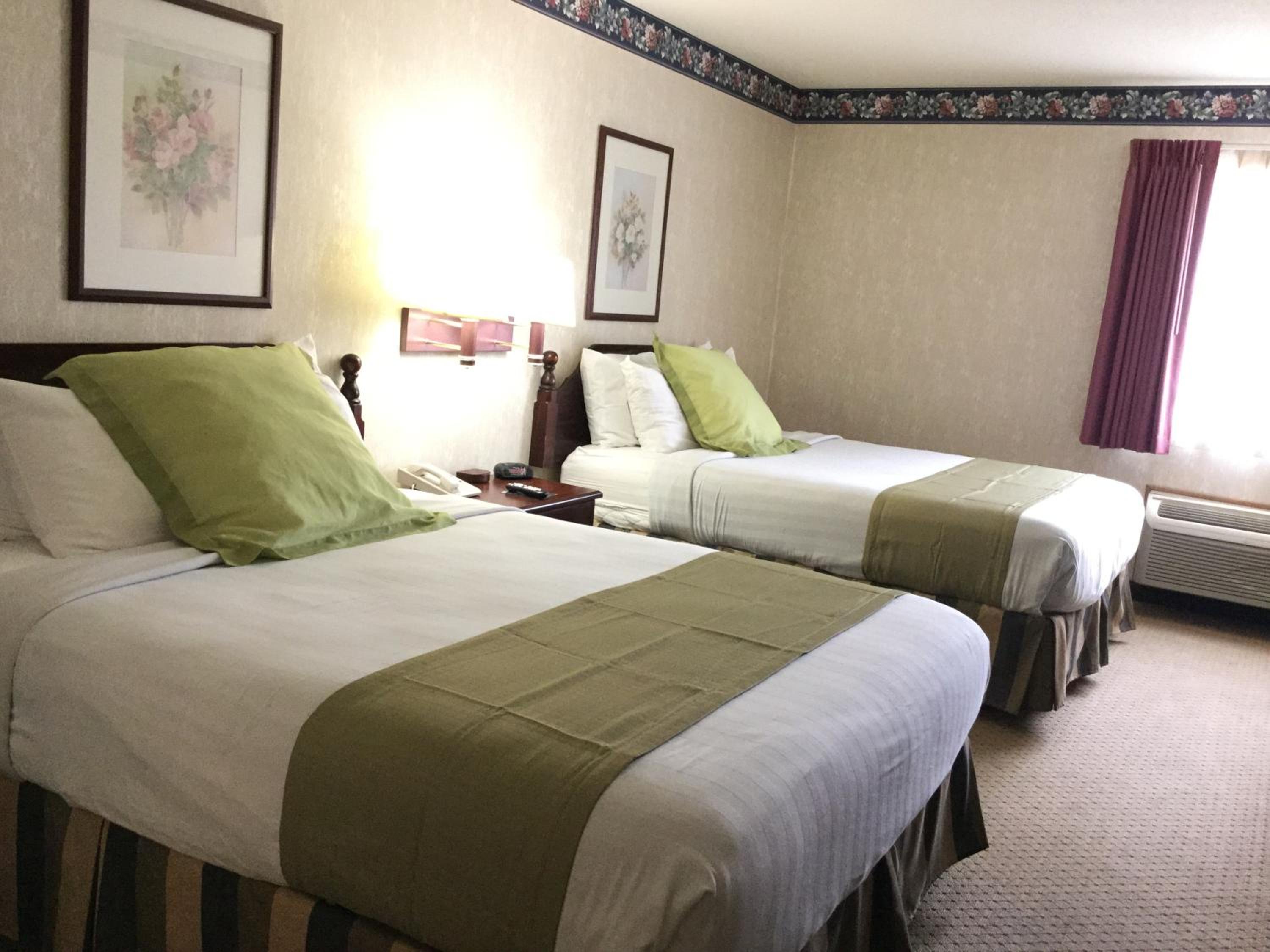 Queen Room with Two Queen Beds - Non-Smoking - Photo 8