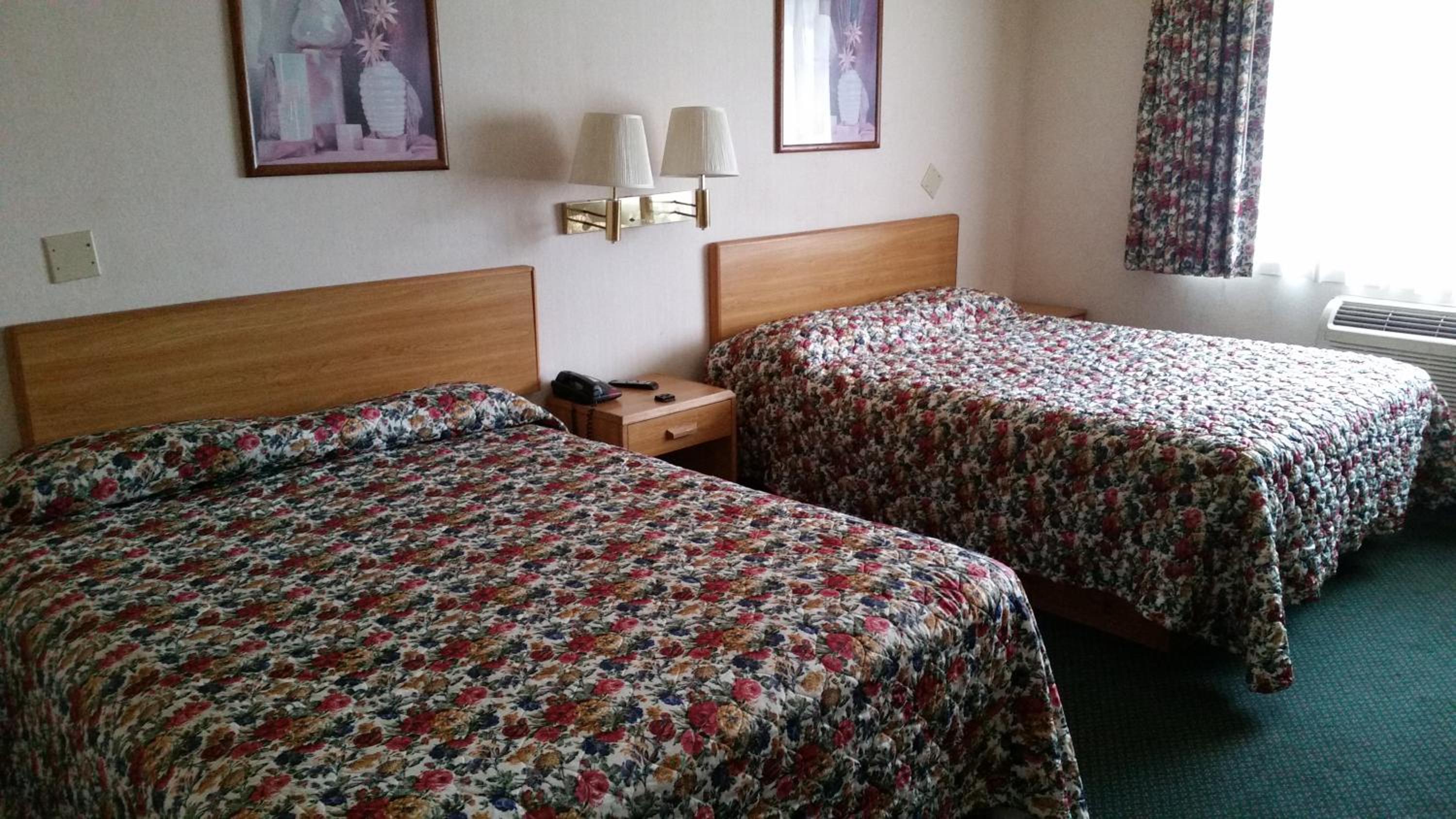 Queen Room with Two Queen Beds - Smoking photo 1