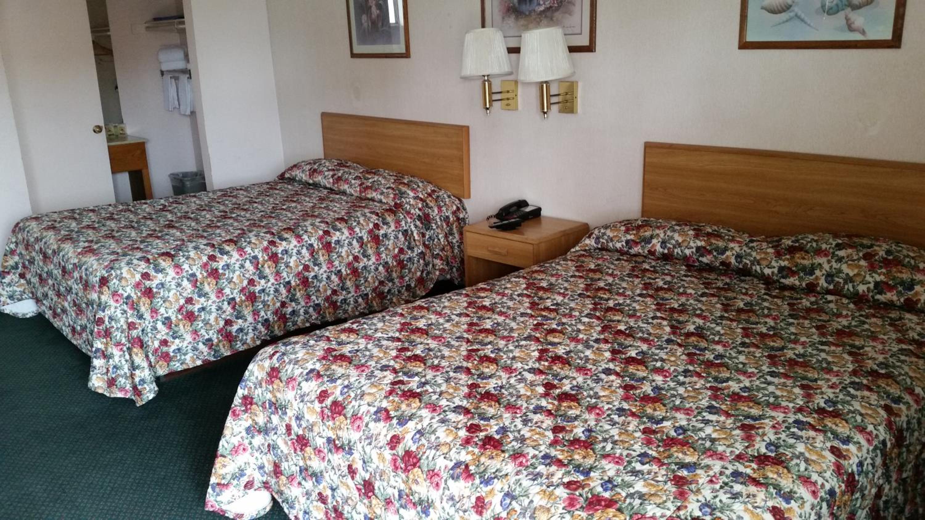 Queen Room with Two Queen Beds - Non-Smoking photo 1