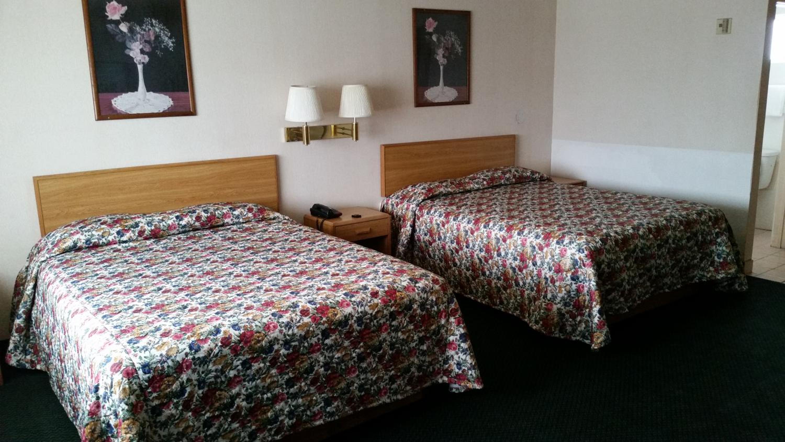 Queen Room with Two Queen Beds - Non-Smoking photo 3