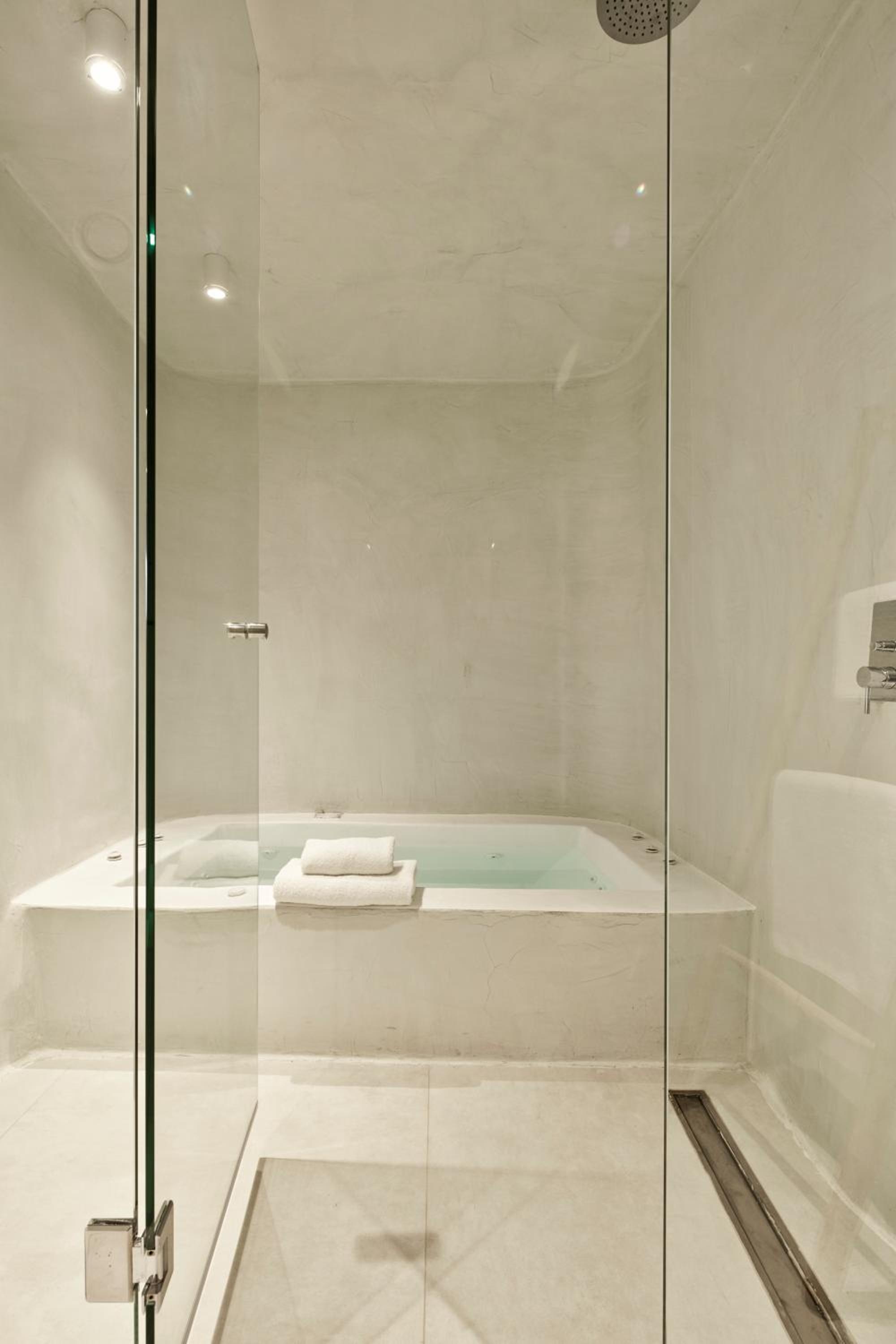 Cave Suite with indoor jetted tub photo 2