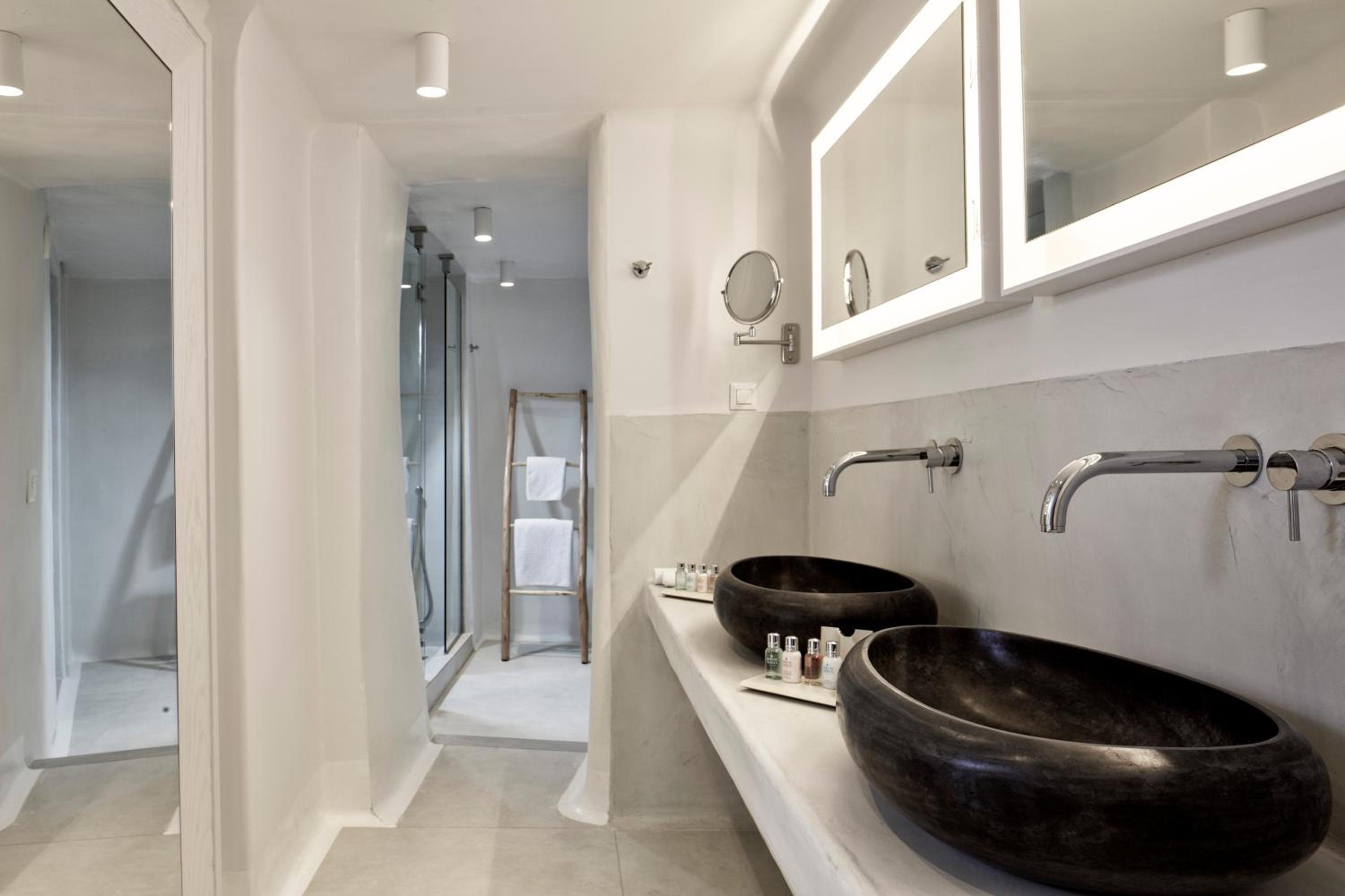 Cave Suite with indoor jetted tub photo 3
