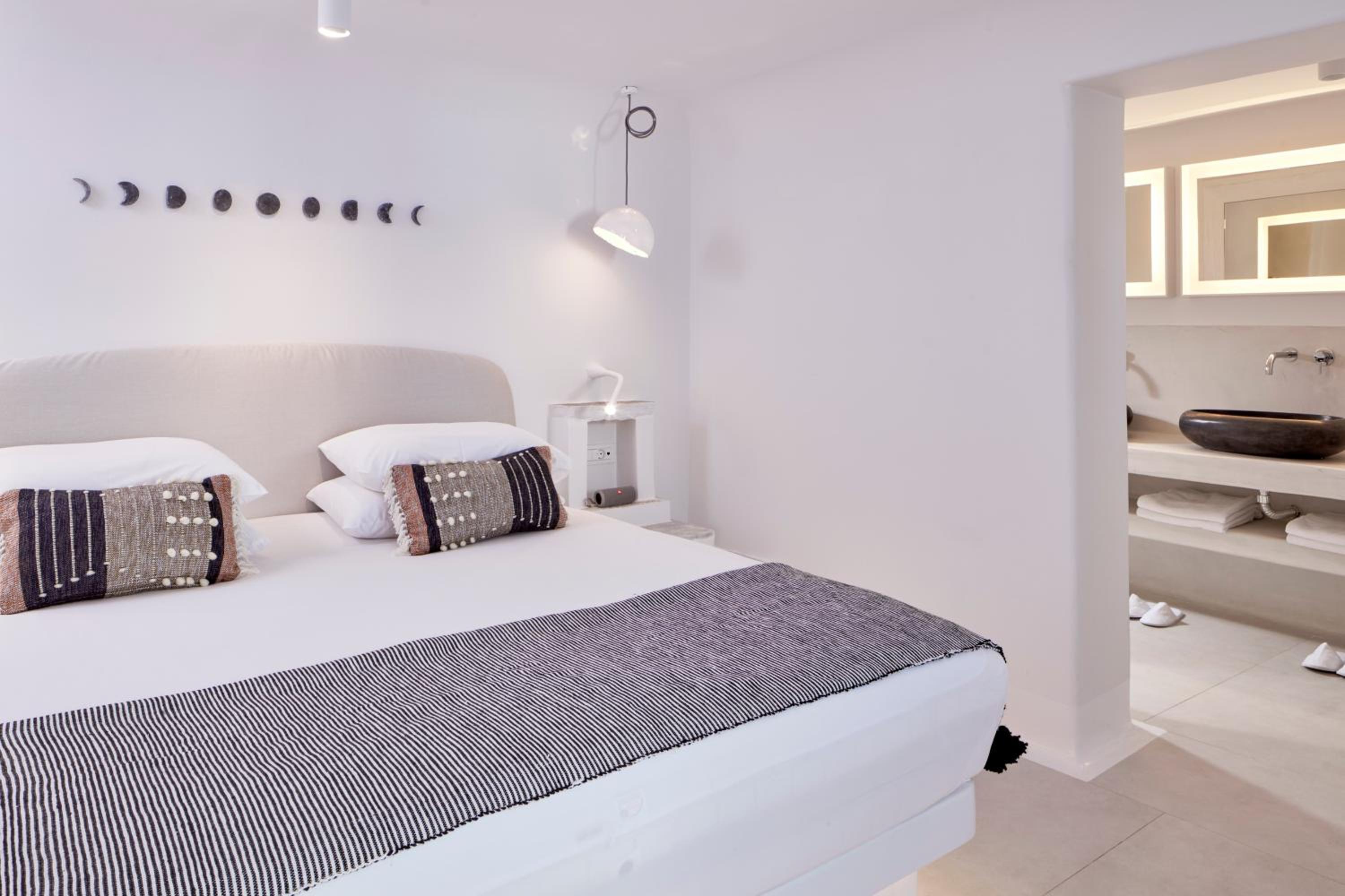 Cave Suite with indoor jetted tub photo 2