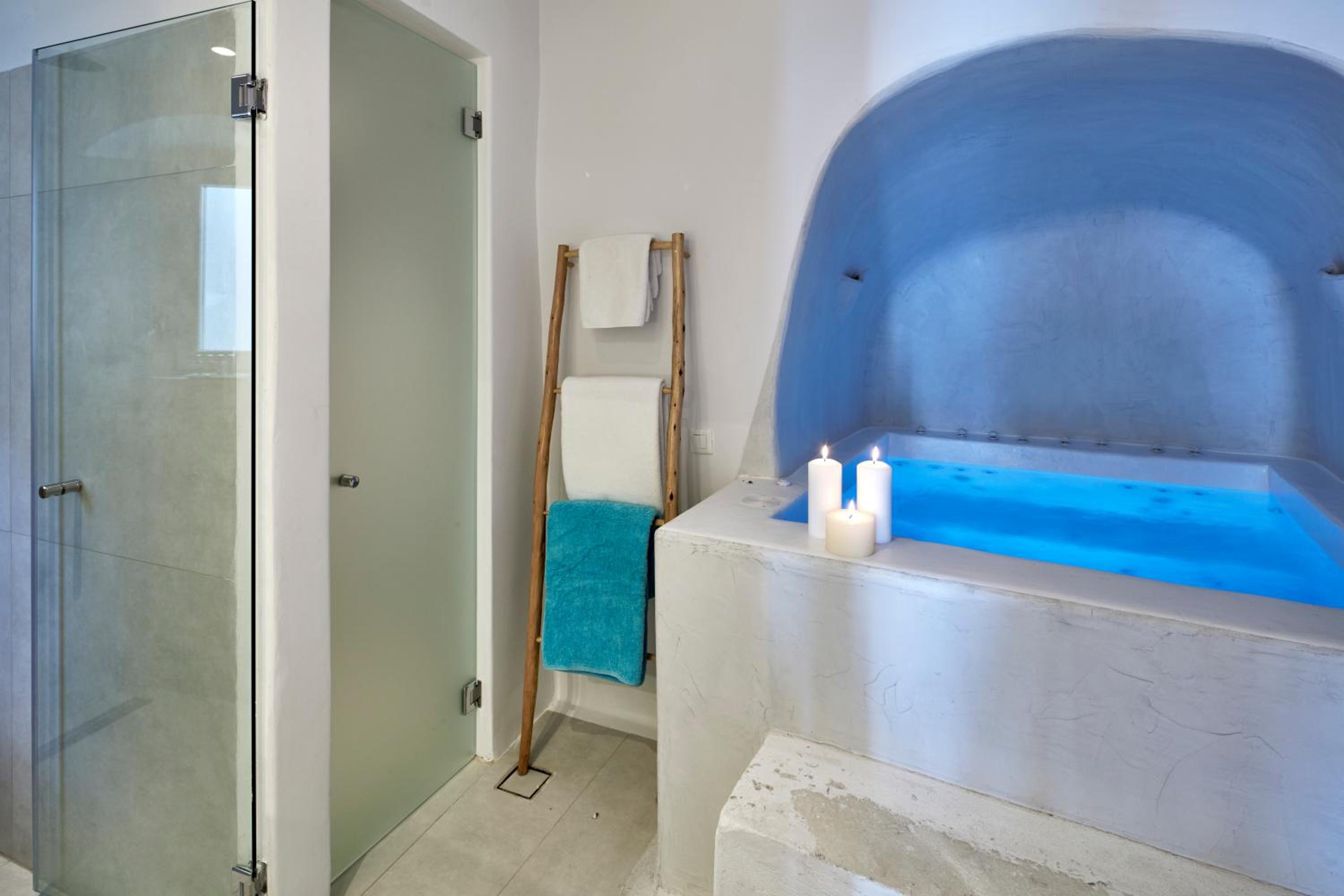 Cave Suite with indoor jetted tub photo 3