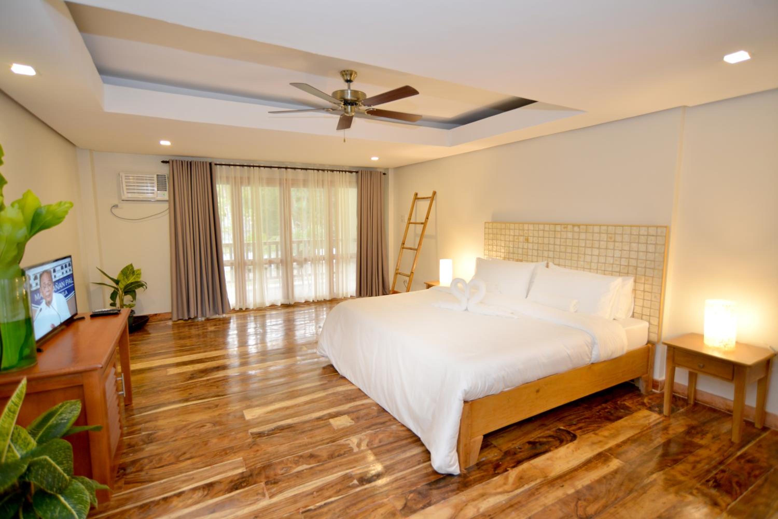 Semi Suite with Balcony and Garden View photo 2