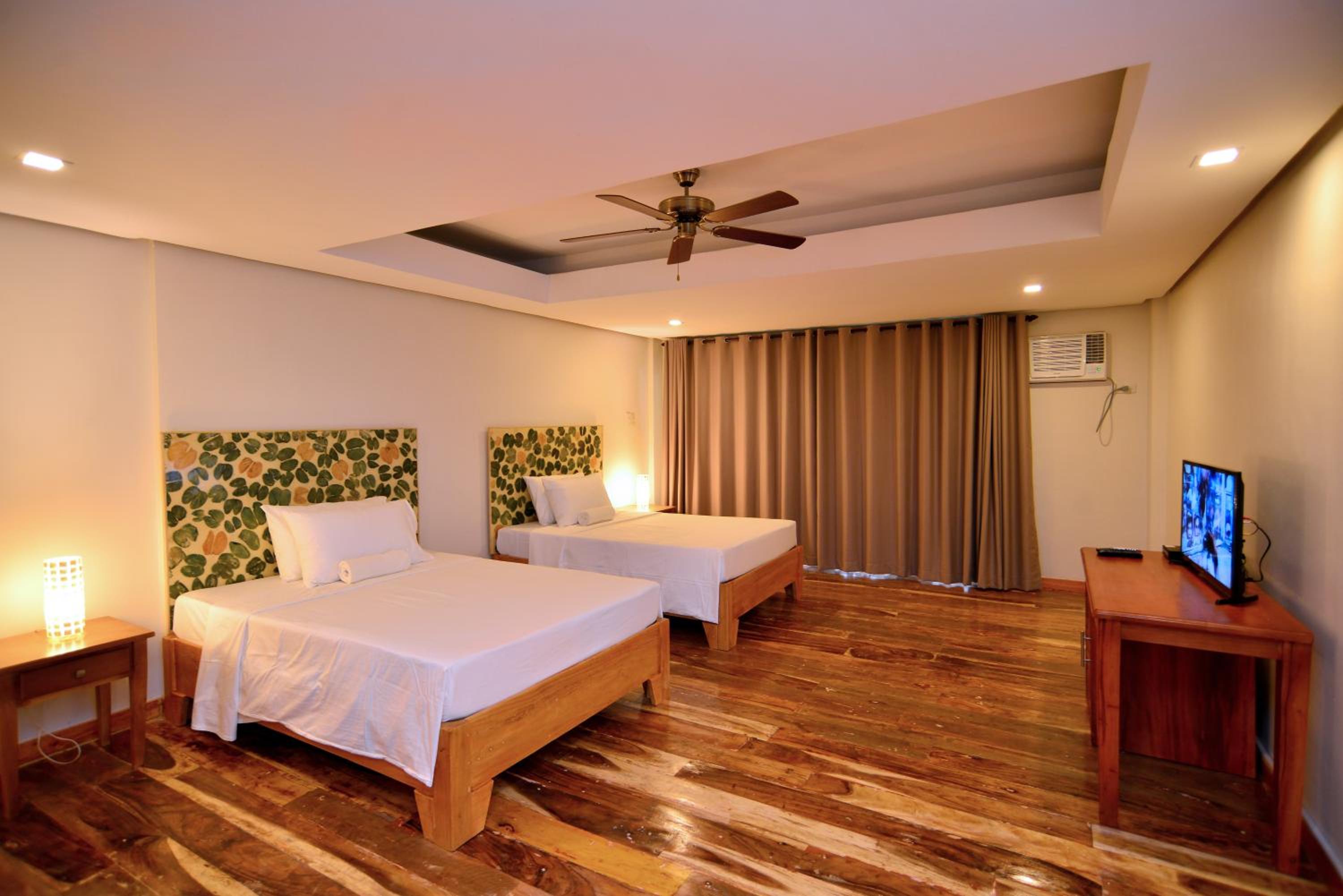Semi Suite with Balcony and Garden View photo 3