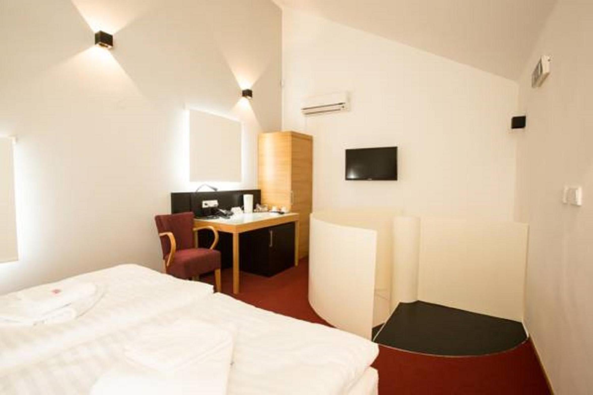 Special Offer - Double or Twin Room with Castle Package photo 1