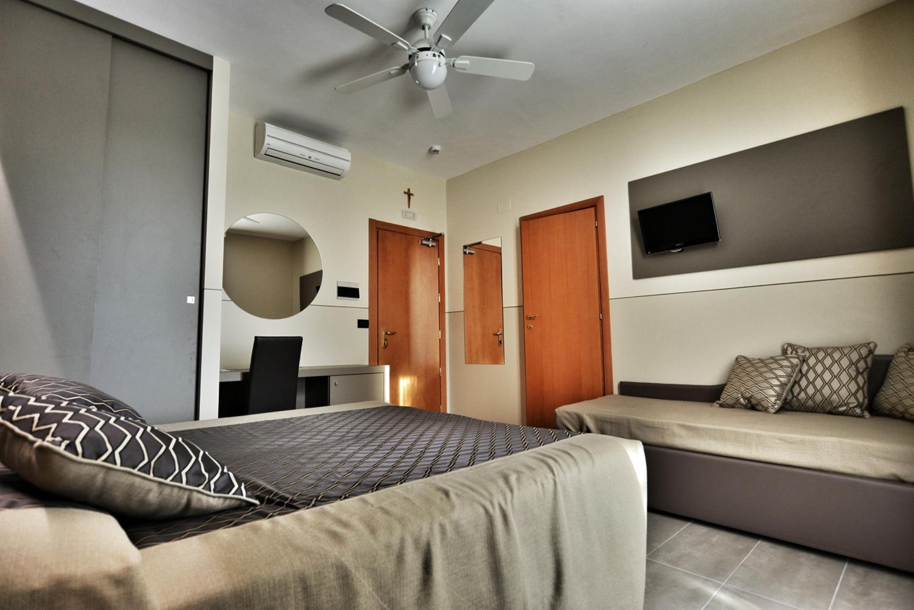 Superior Triple Room with Balcony photo 3
