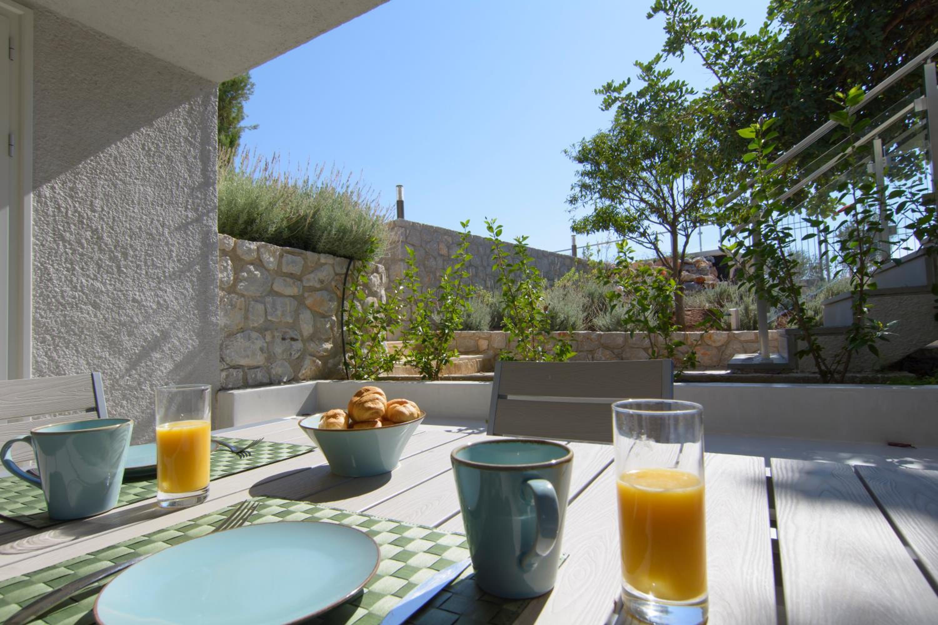 Apartment with Garden View