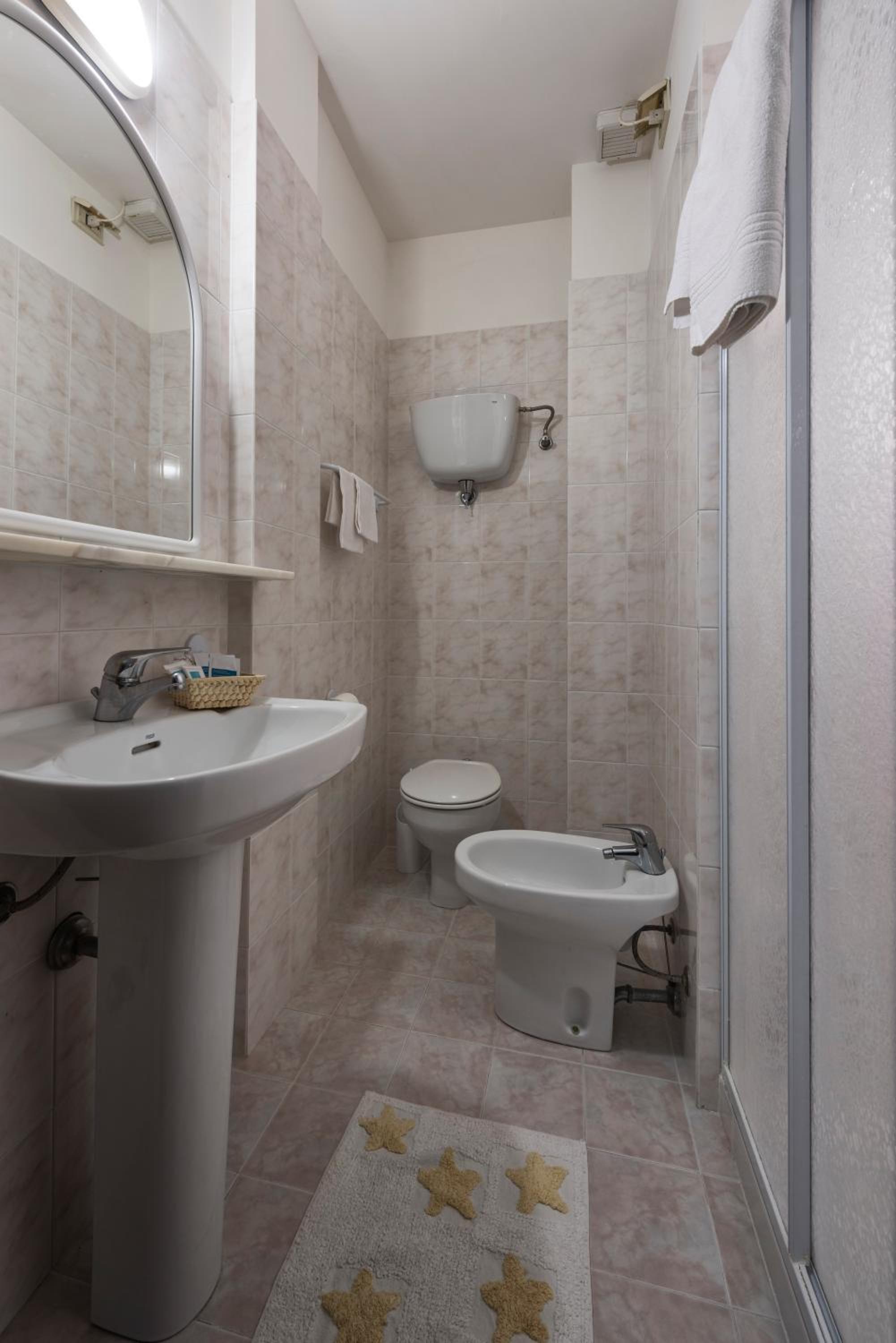 Standard Double or Twin Room - Photo 3