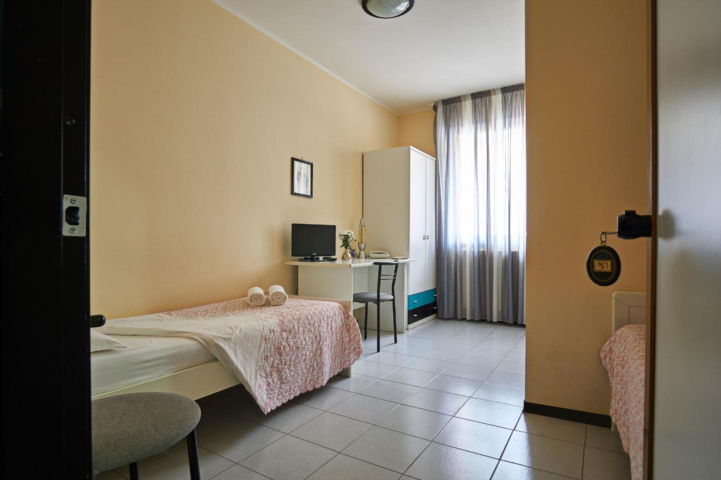 Twin Room with Private Bathroom - Photo 5
