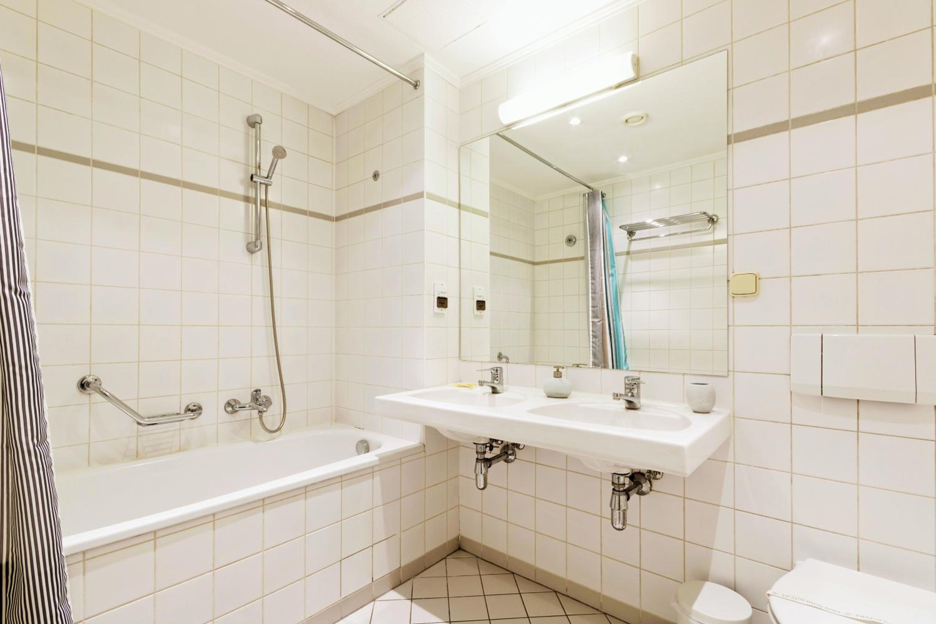 Two-Bedroom Apartment (5 Adults) photo 3