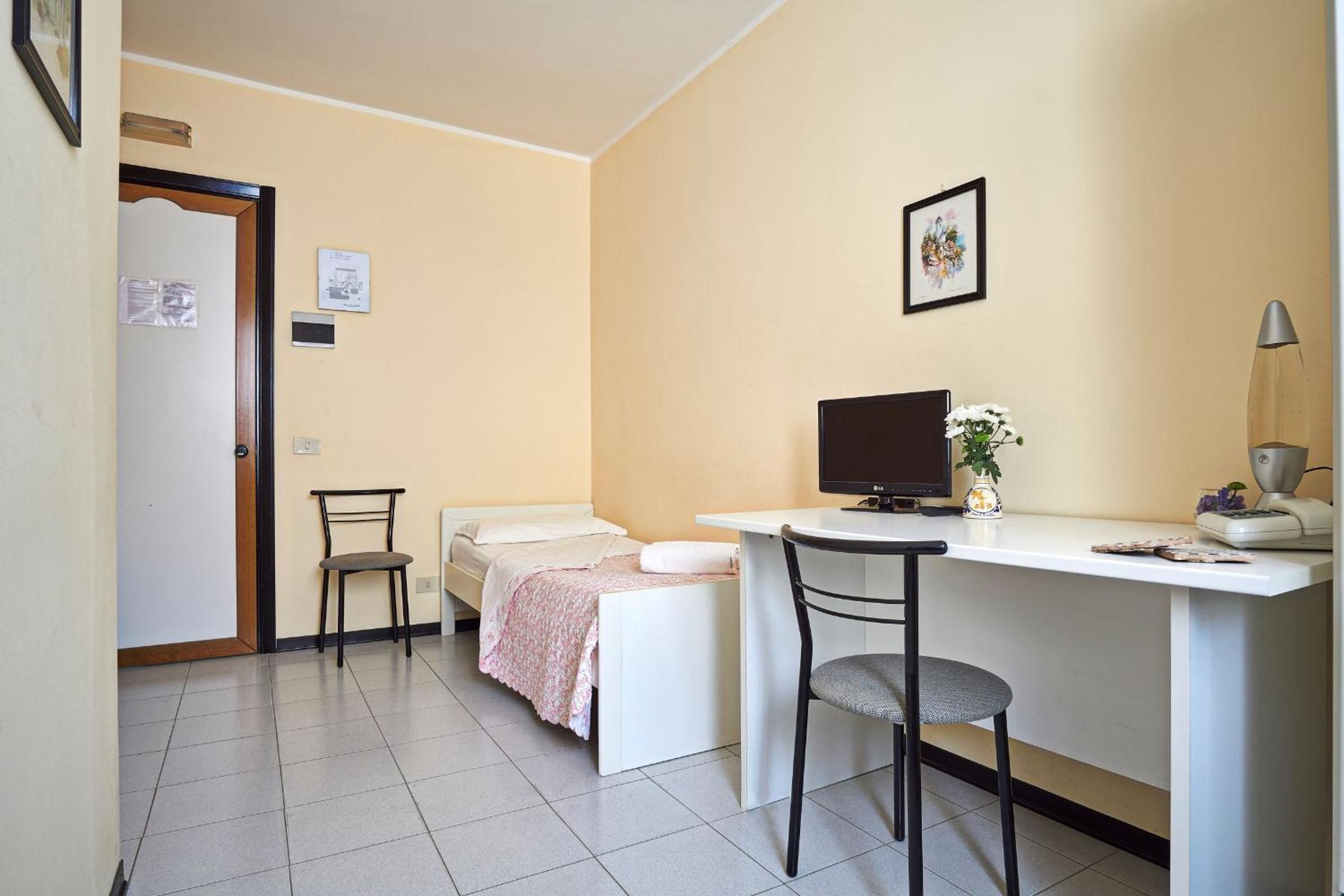 Twin Room with Private Bathroom - Photo 1