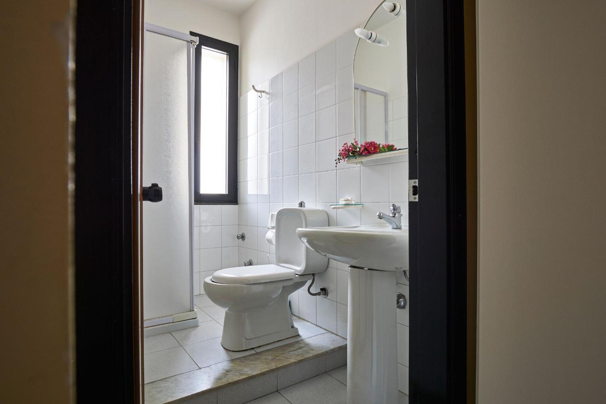 Quadruple Room with Private Bathroom - Photo 2
