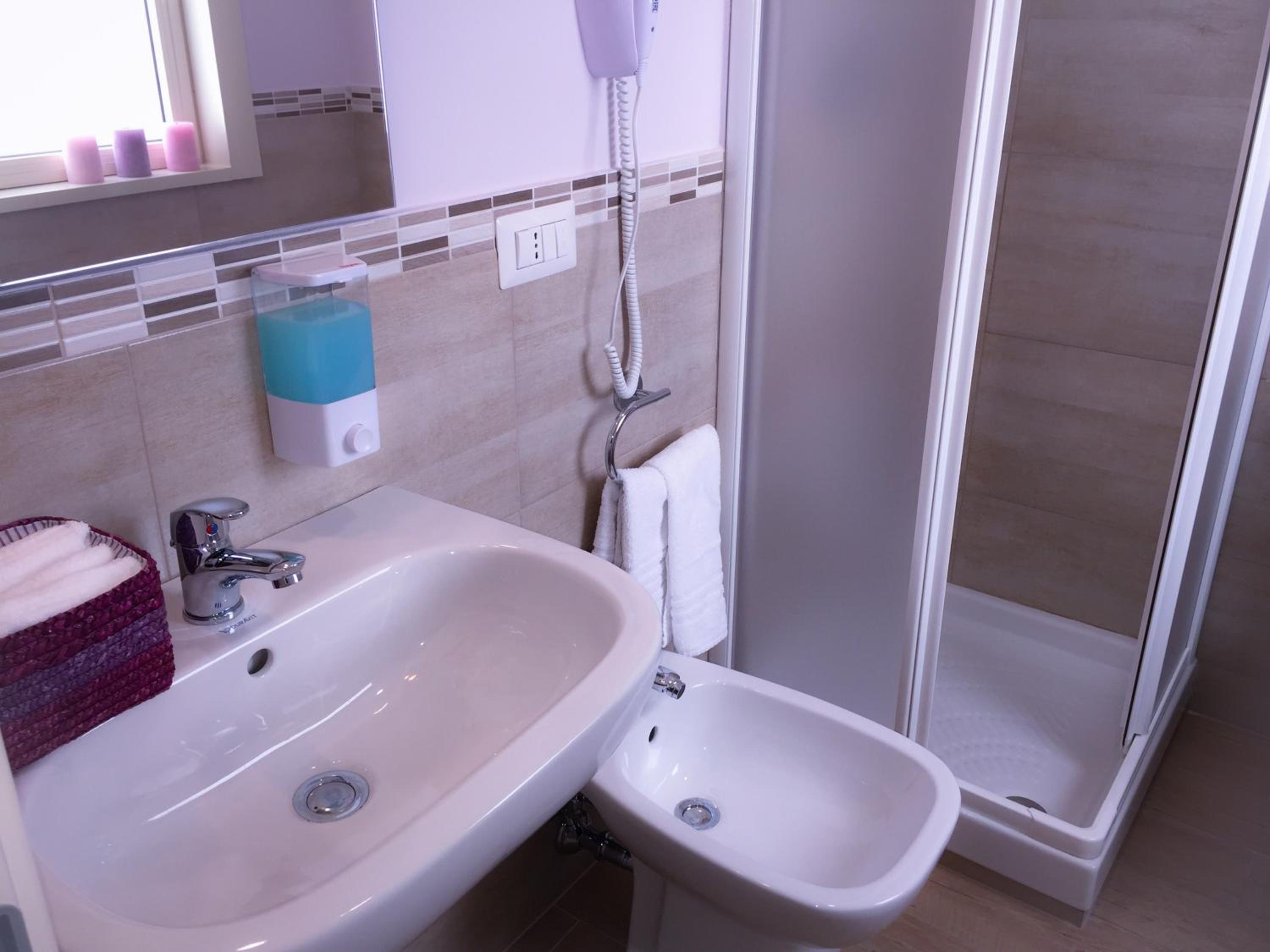 Deluxe Double or Twin Room - Photo 9