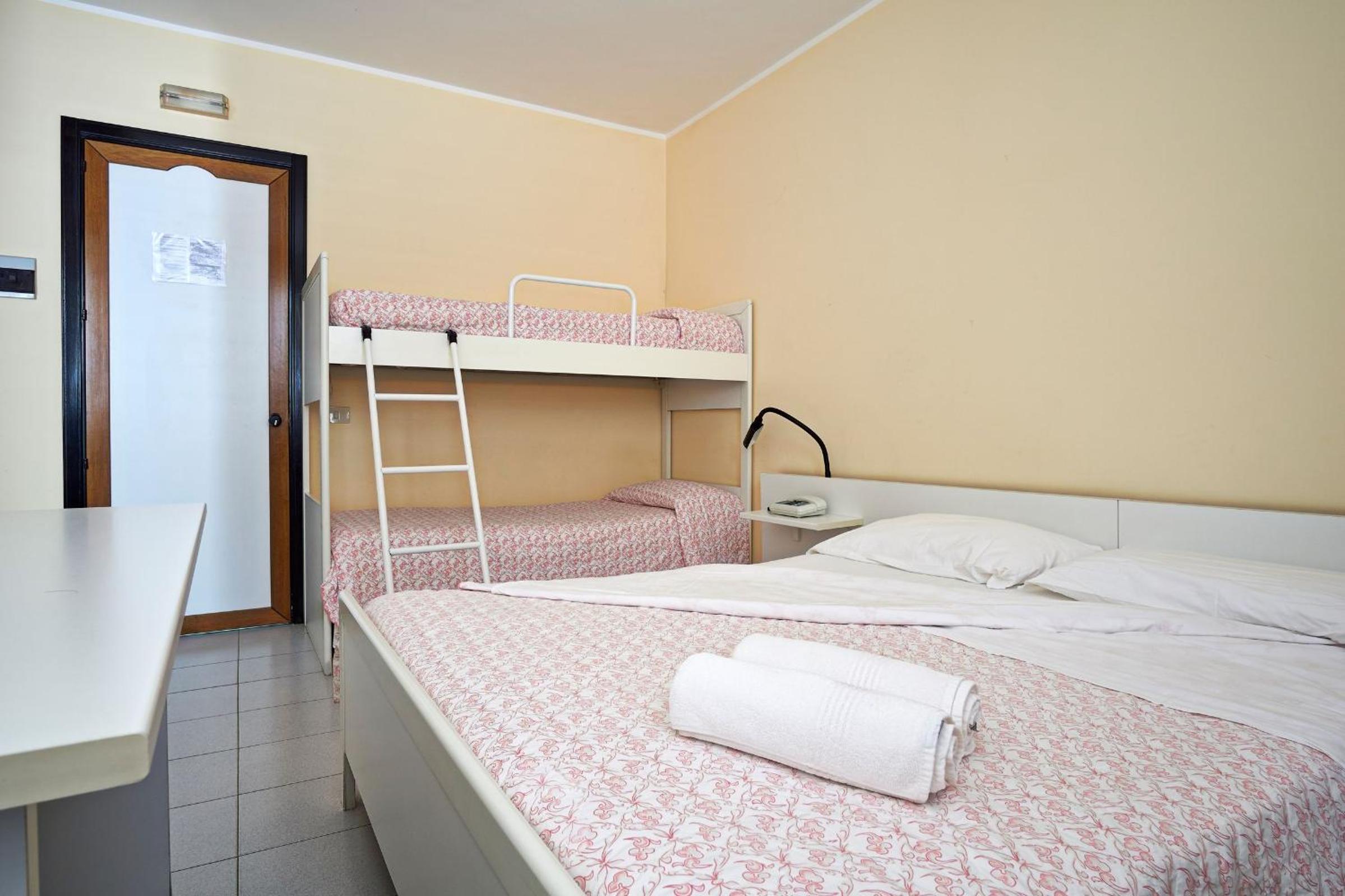 Quadruple Room with Private Bathroom - Photo 1