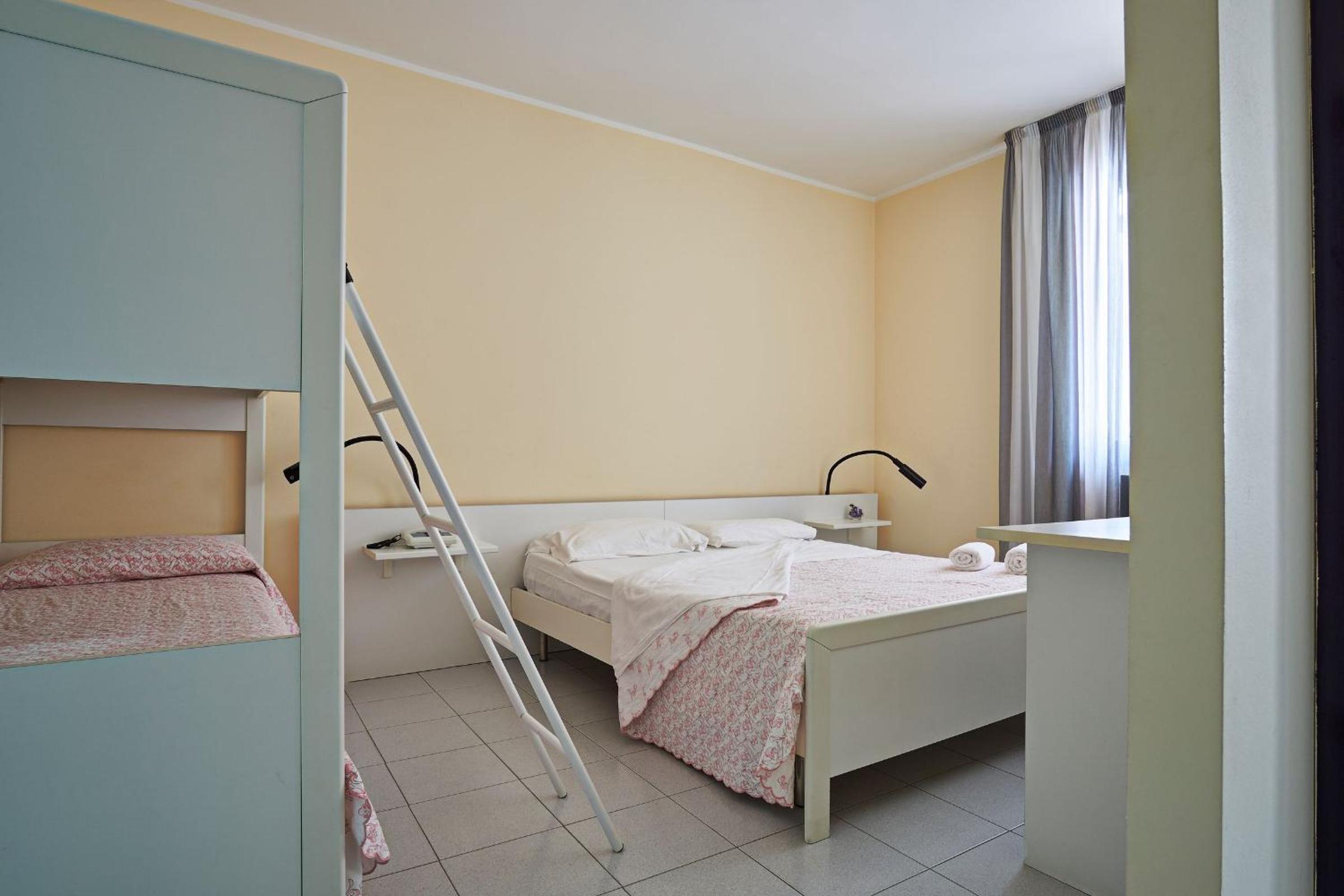 Quadruple Room with Private Bathroom - Photo 4