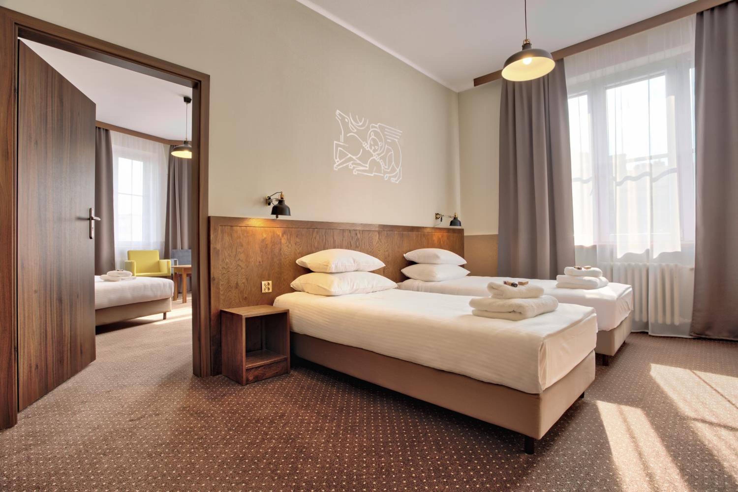 Classic Quadruple Room with City View - Photo 1